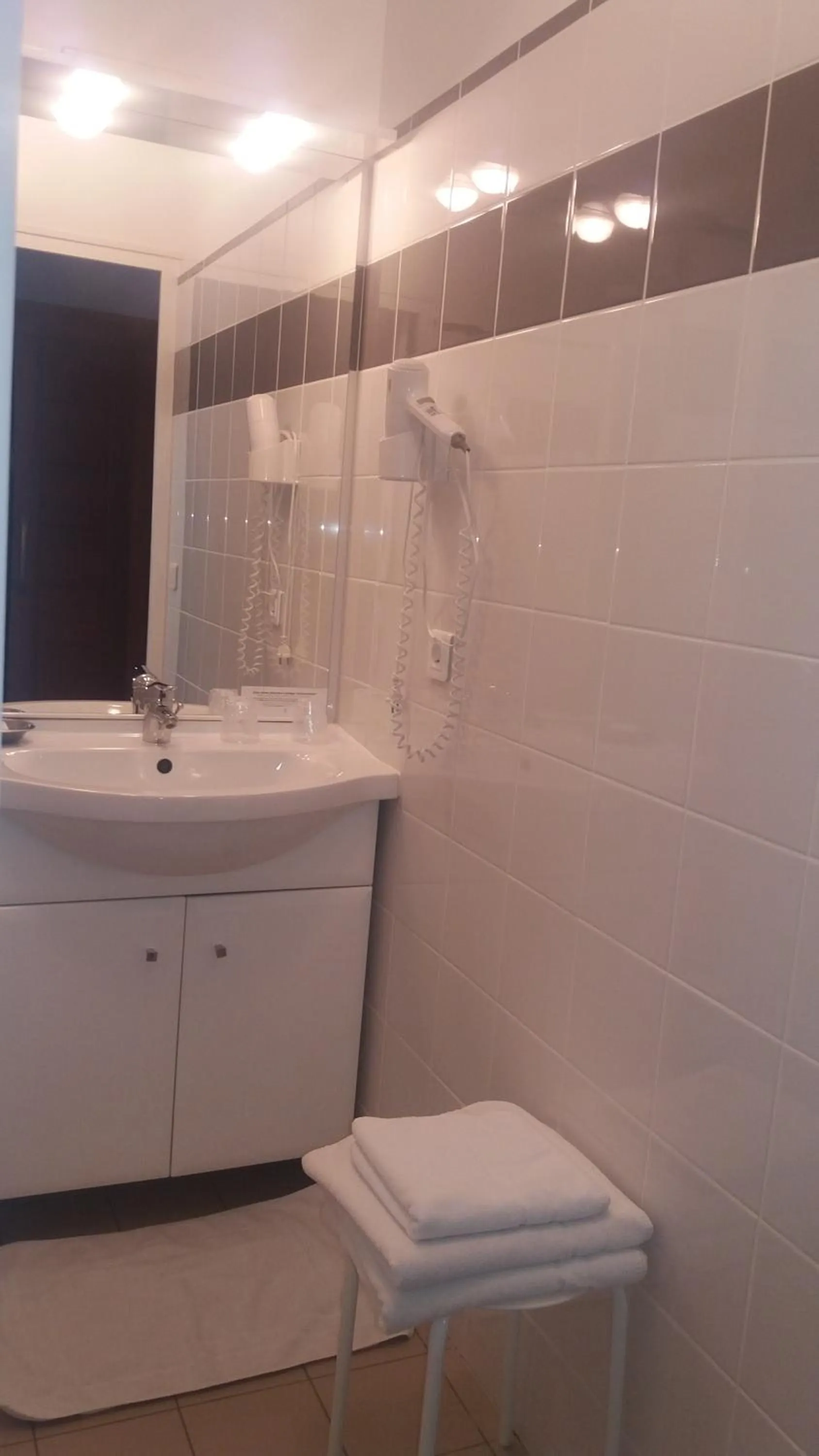 Bathroom in Logis Hôtel & Restaurant du Chemin des Dames