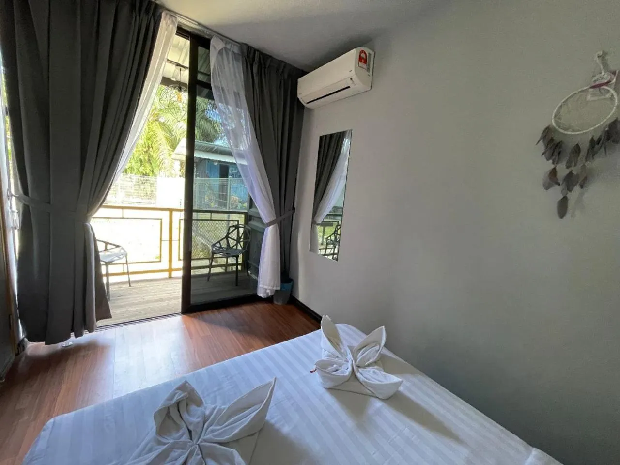 Photo of the whole room in 7 Inn Semporna