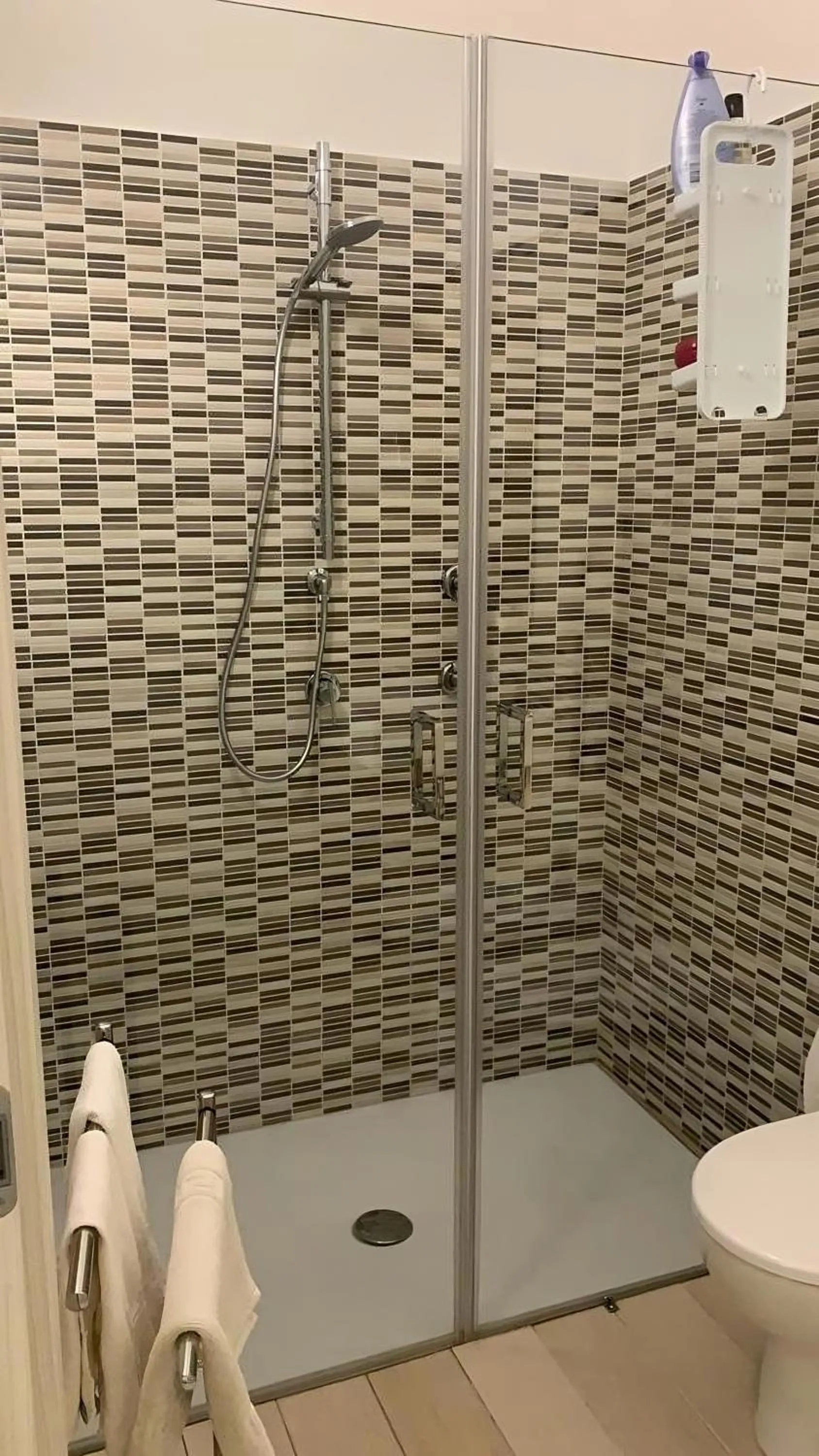 Shower in Trigrana Vacanze Hotel