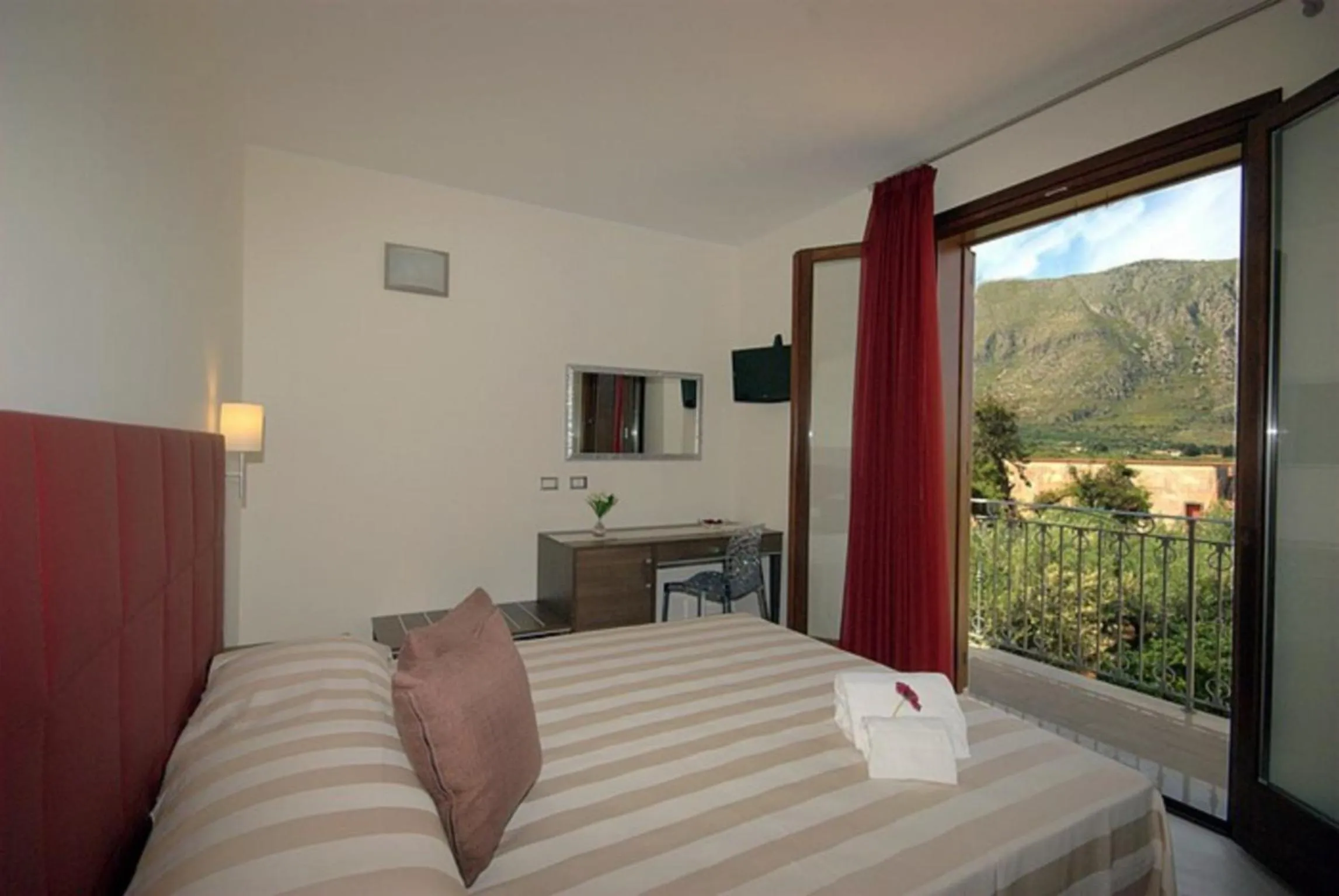 Balcony/Terrace, Bed in Trigrana Vacanze Hotel