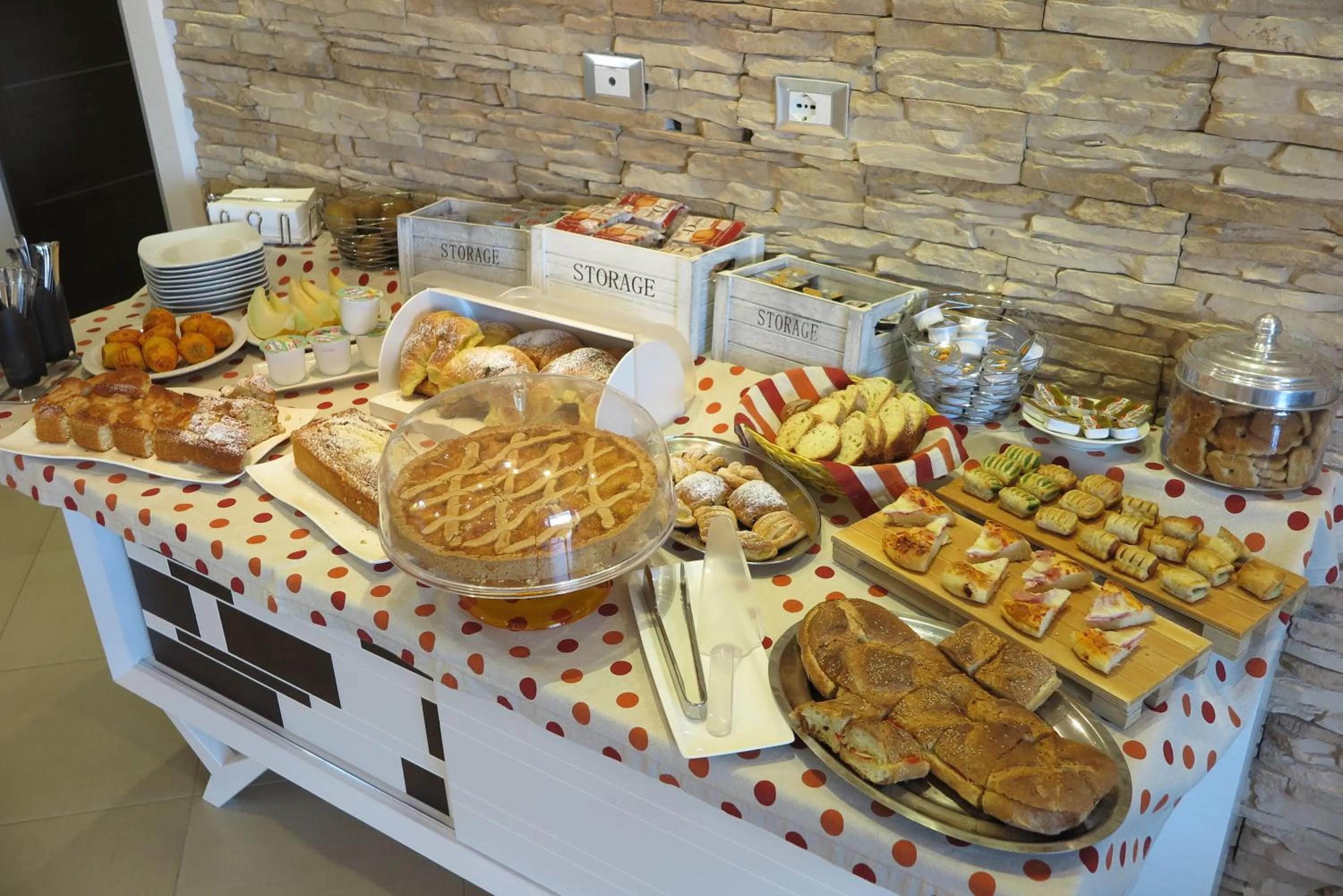 Buffet breakfast in Trigrana Vacanze Hotel