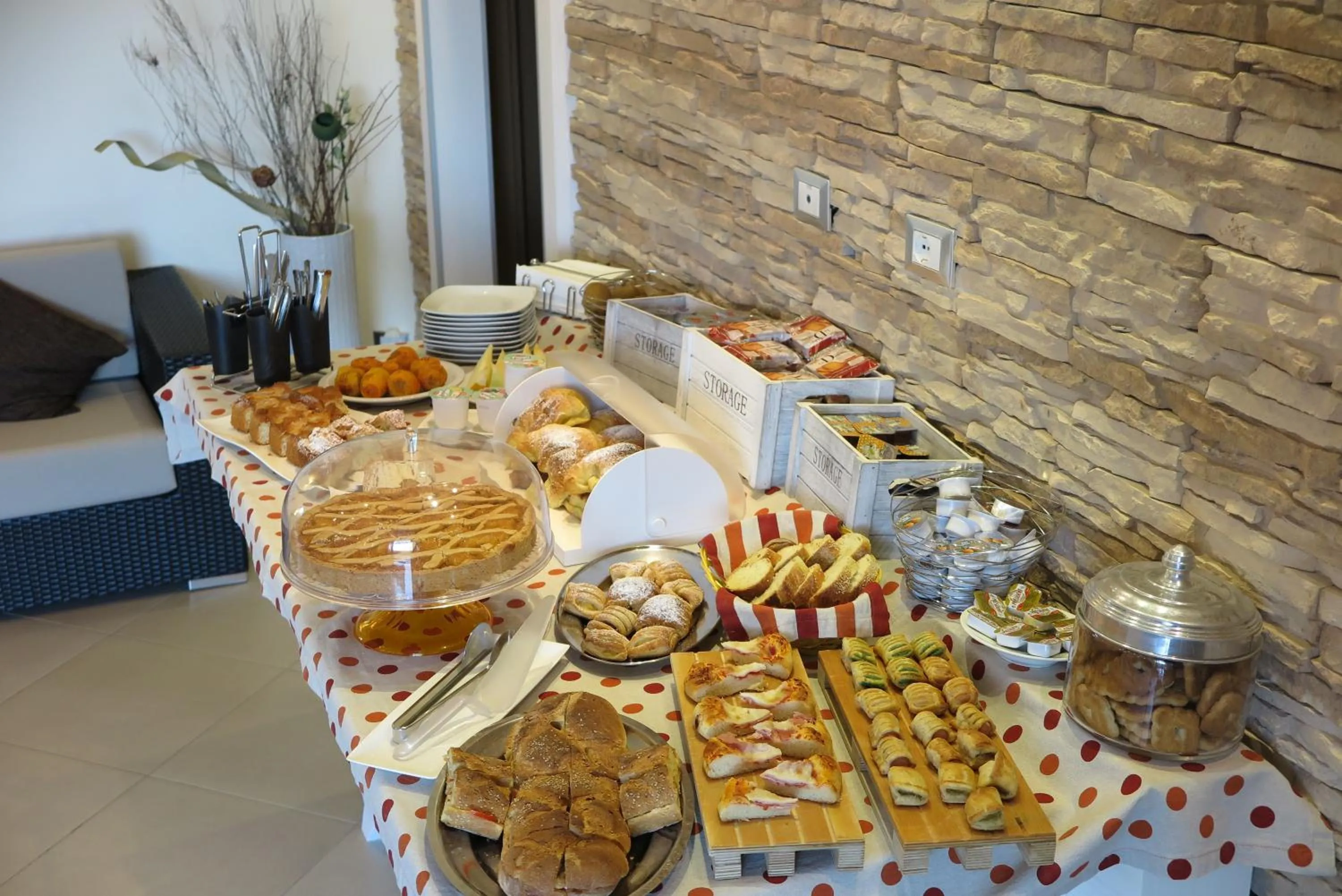 Buffet breakfast in Trigrana Vacanze Hotel