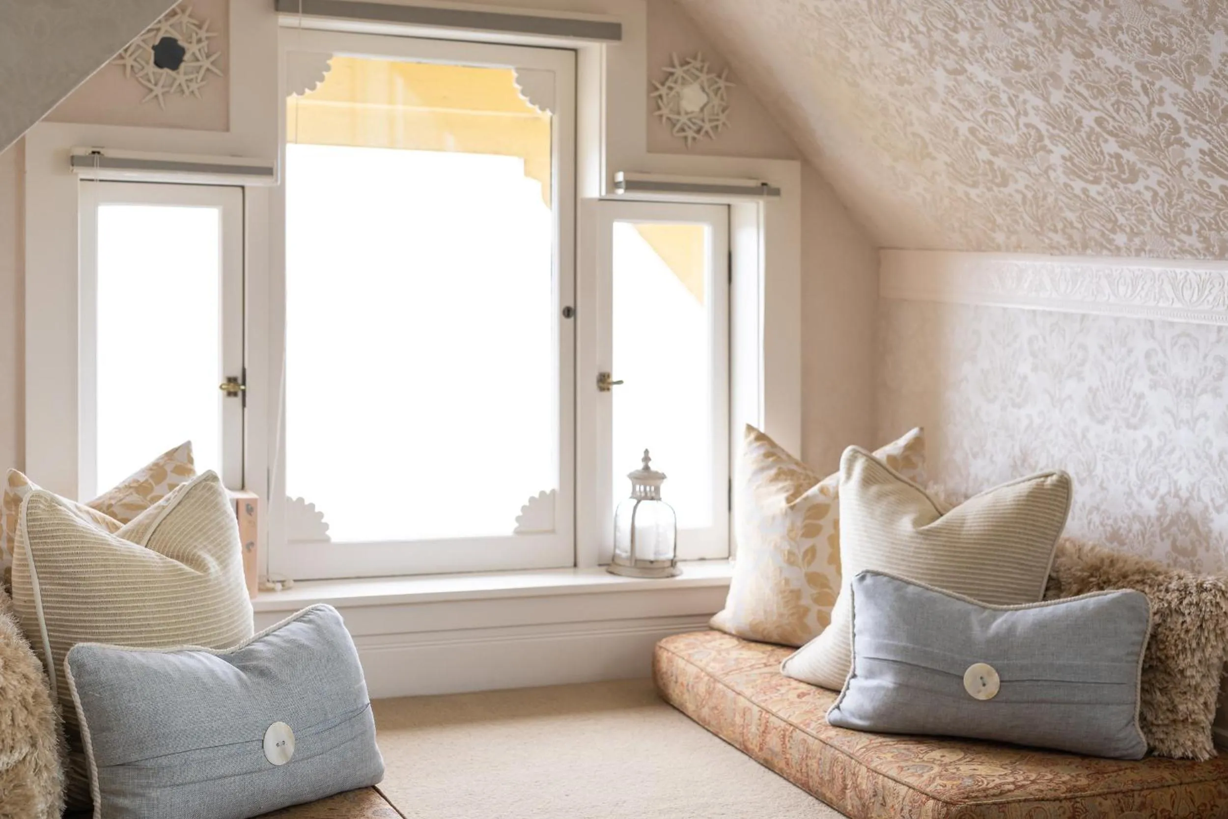 Seating area in Seven Gables Inn on Monterey Bay, A Kirkwood Collection Hotel