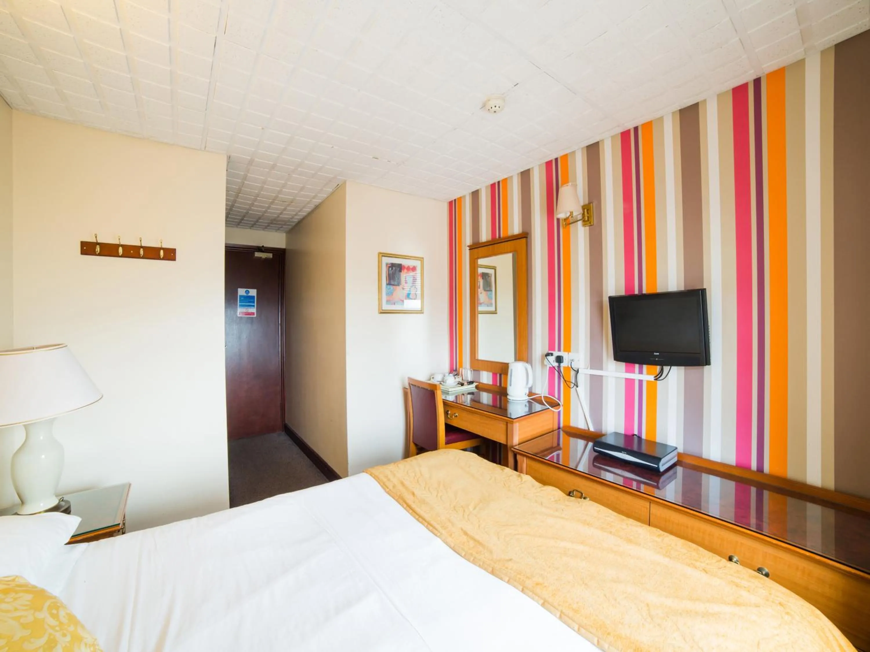 Bed in The Whistle and Flute