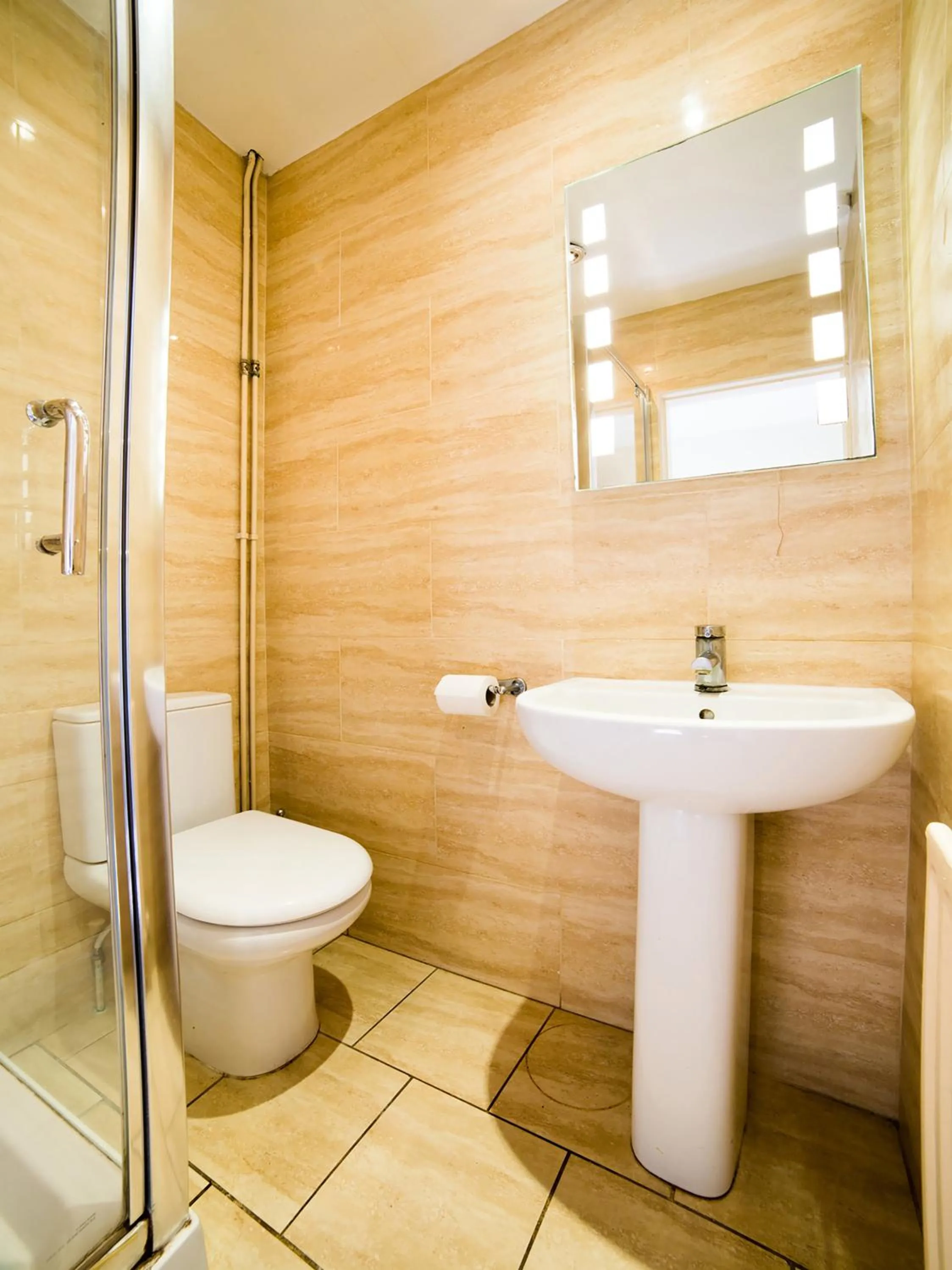 Bathroom in The Whistle and Flute