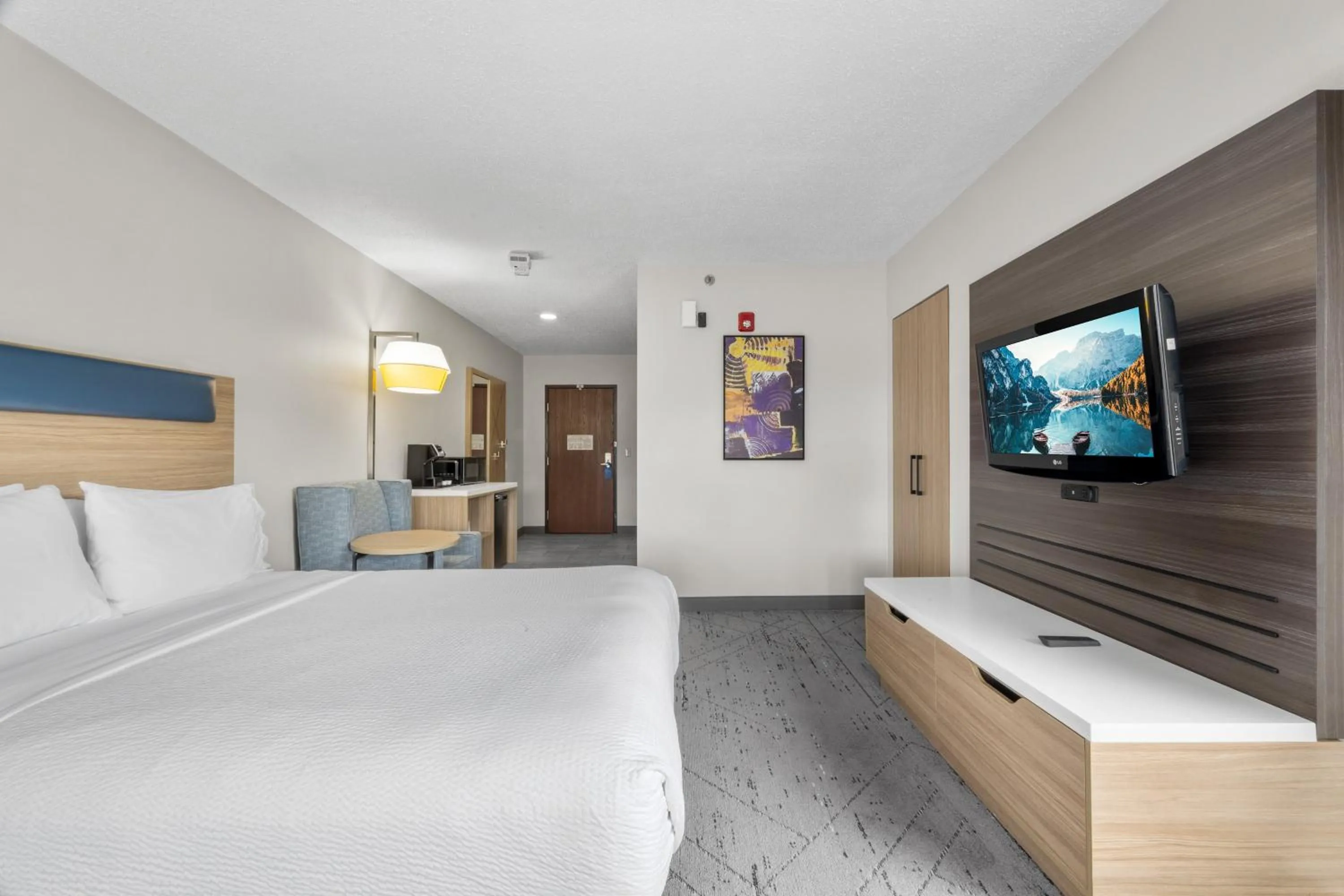 Photo of the whole room, Bed in Holiday Inn Express Hartford-Newington by IHG