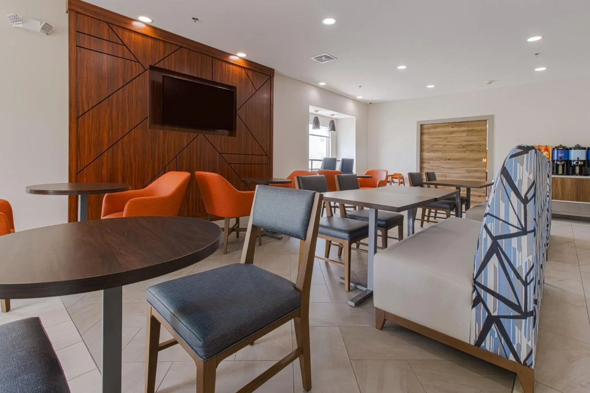 Breakfast in Holiday Inn Express Hartford-Newington by IHG