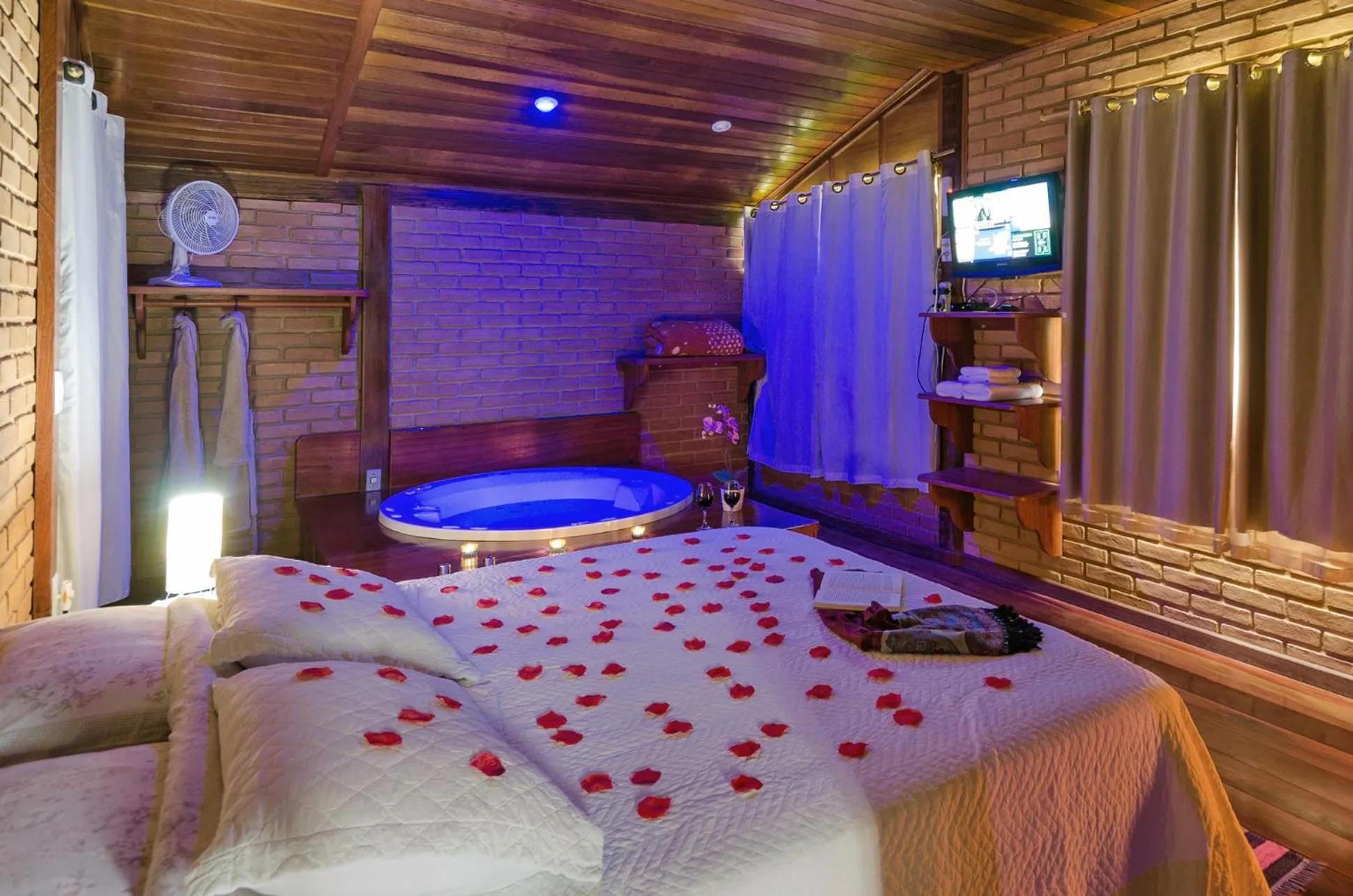 Hot Tub, Bed in Pousada Vista Bonita