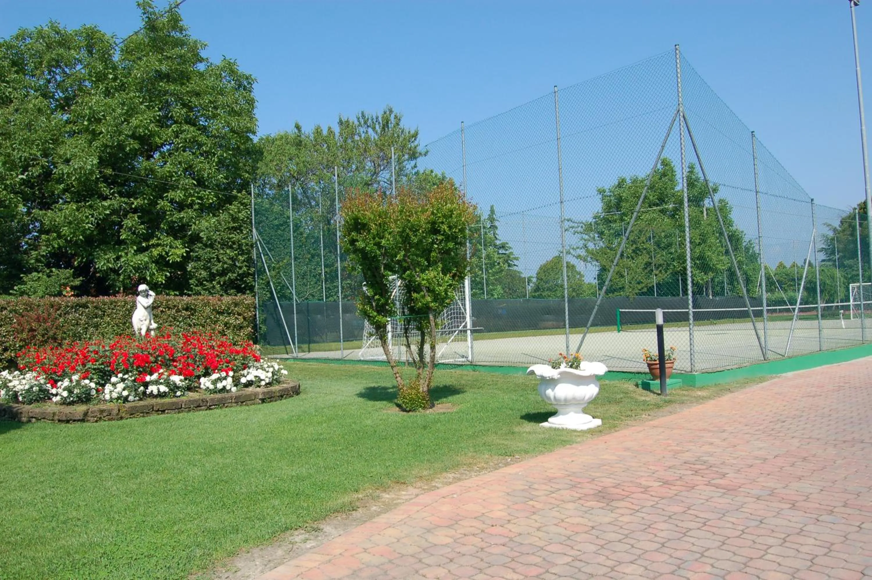 Tennis court in Residence La Margherita