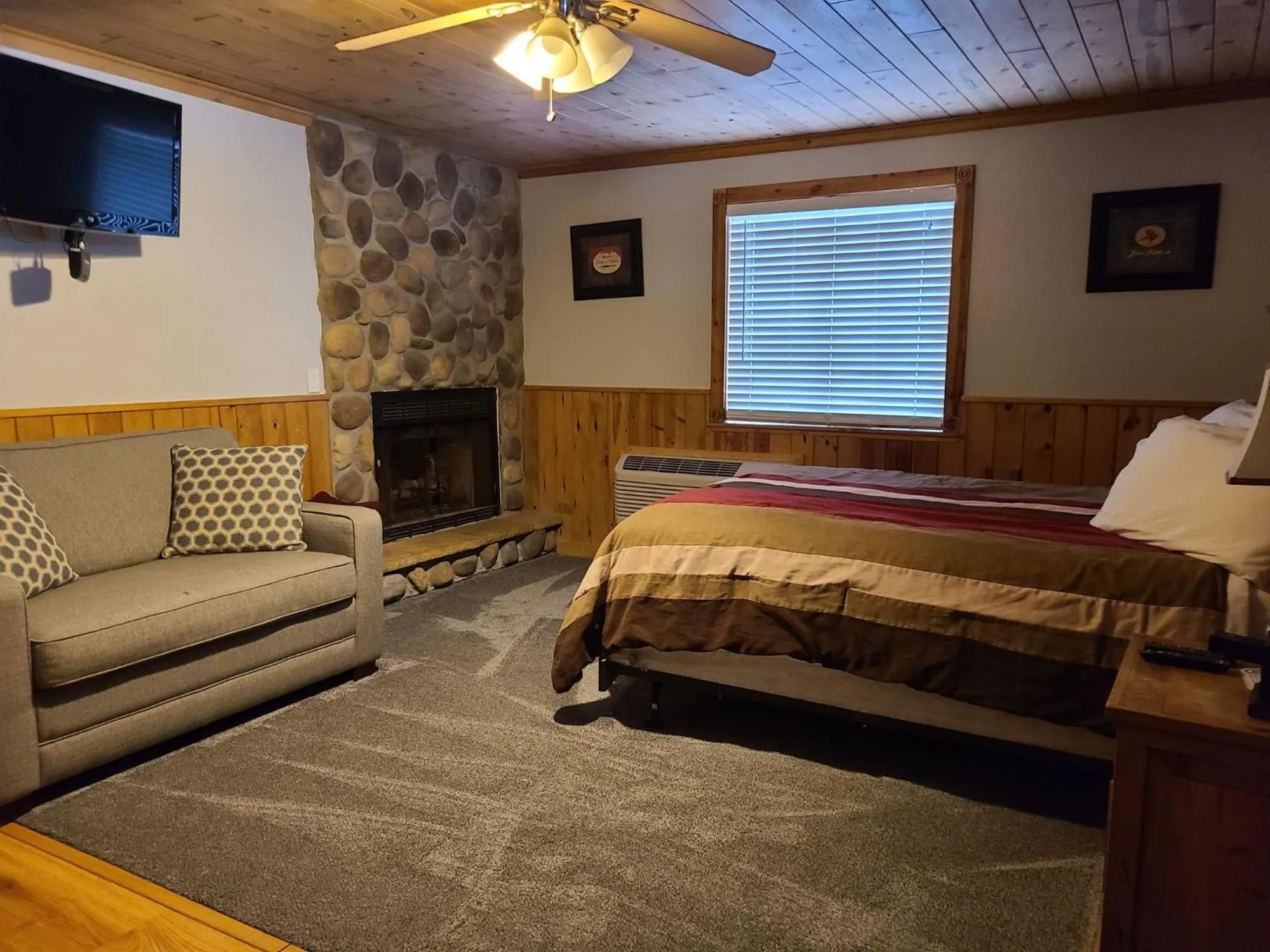 Bed in Lumbermen's Village