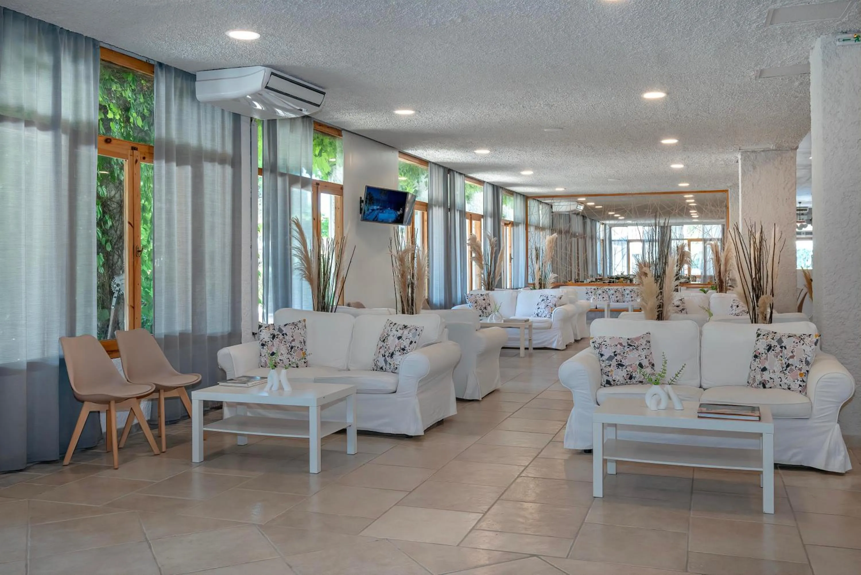 TV and multimedia in The Grove Seaside Hotel