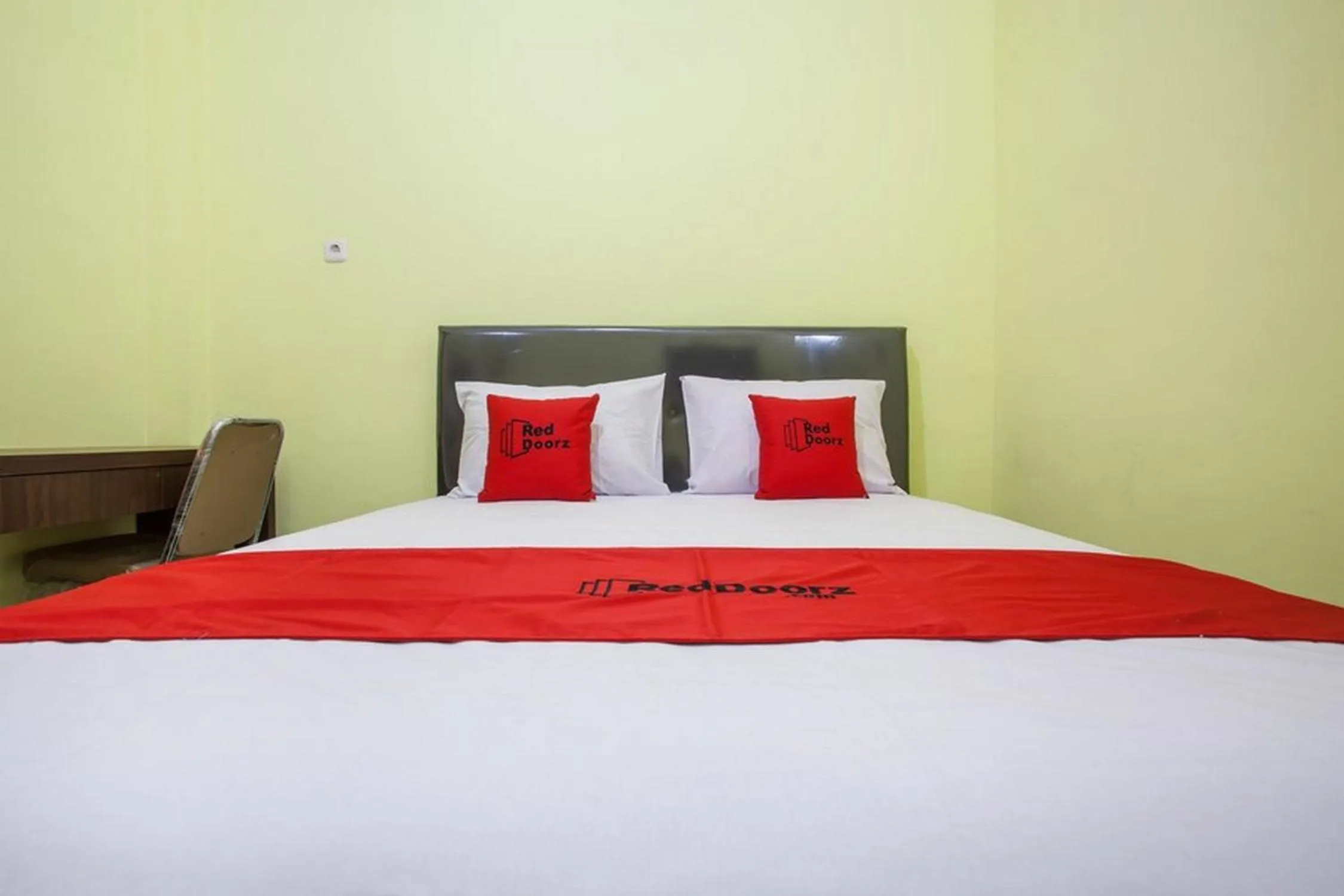 Bedroom, Bed in RedDoorz near Petra University 2