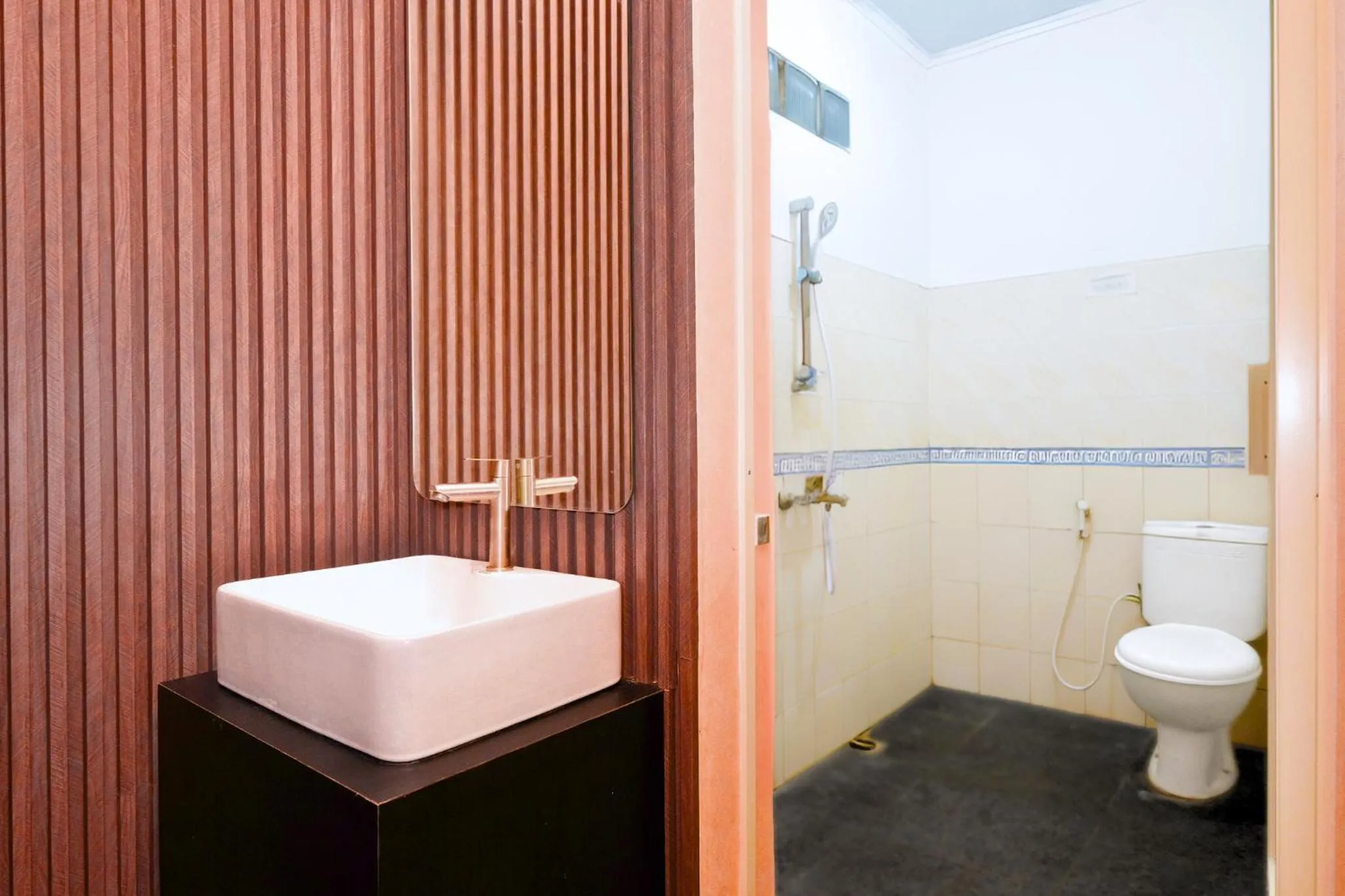 Bathroom in Berlian Abadi Hotel by Sinergi