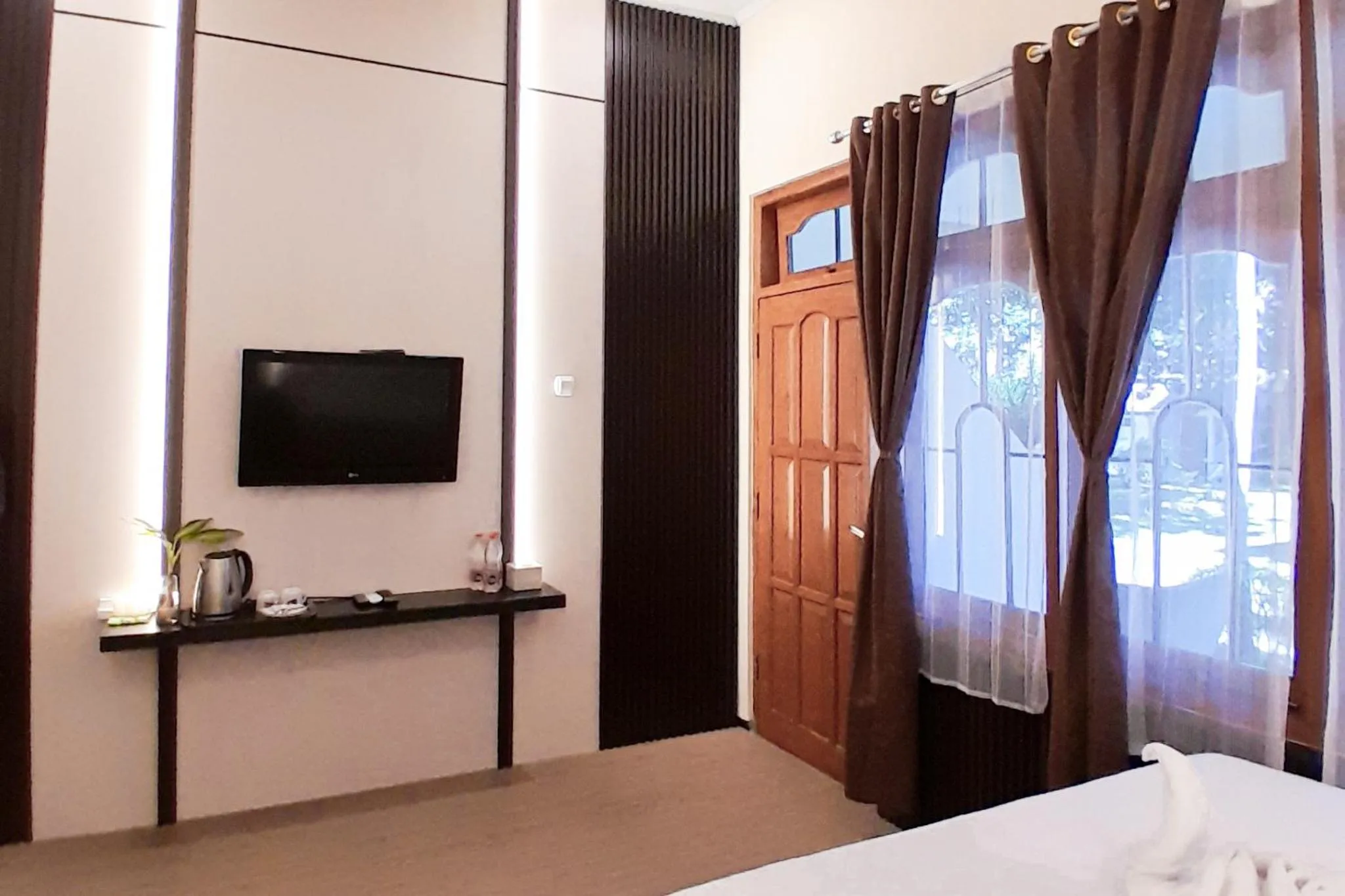 TV and multimedia, Bed in Berlian Abadi Hotel by Sinergi