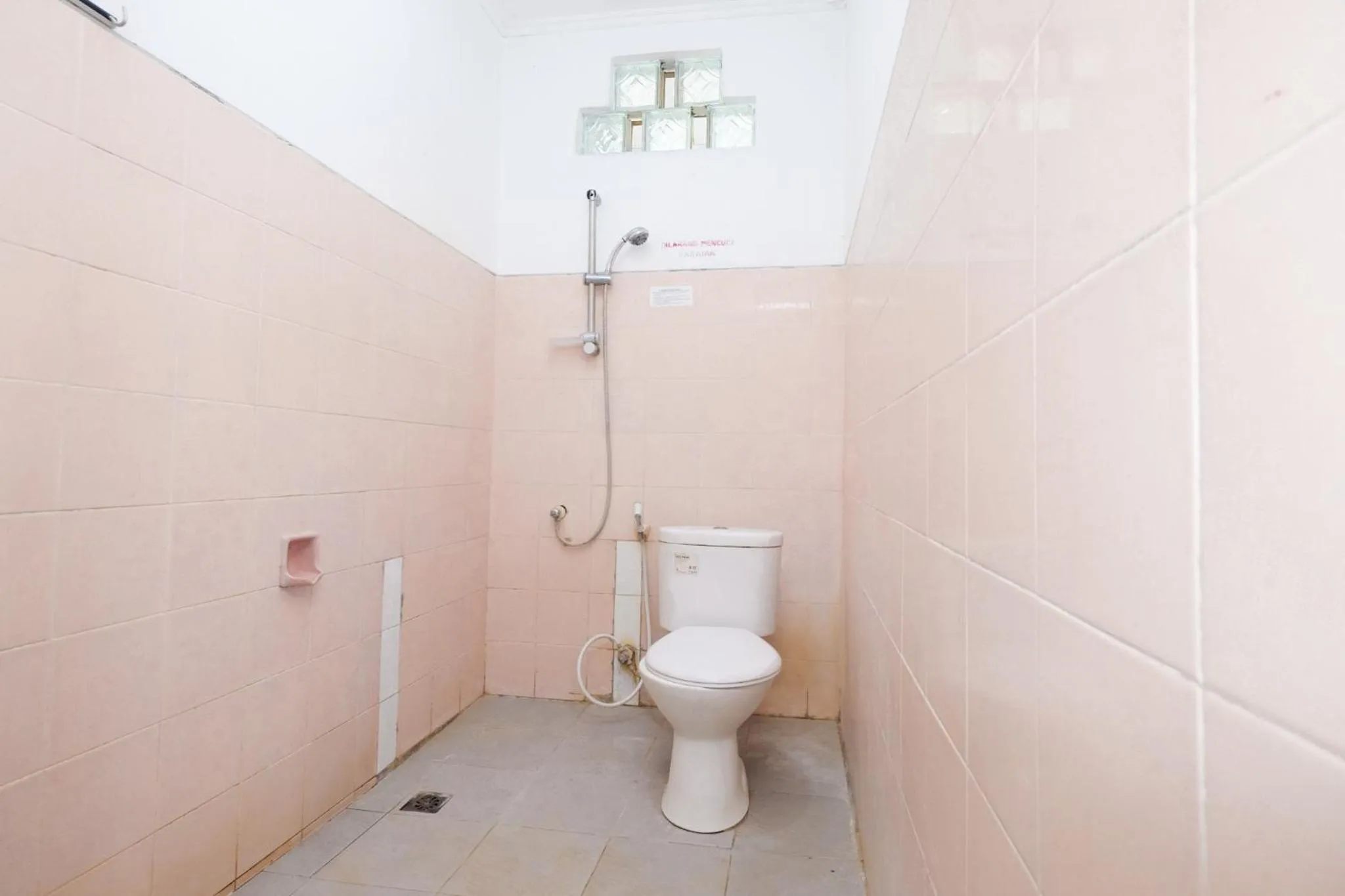 Bathroom in Berlian Abadi Hotel by Sinergi