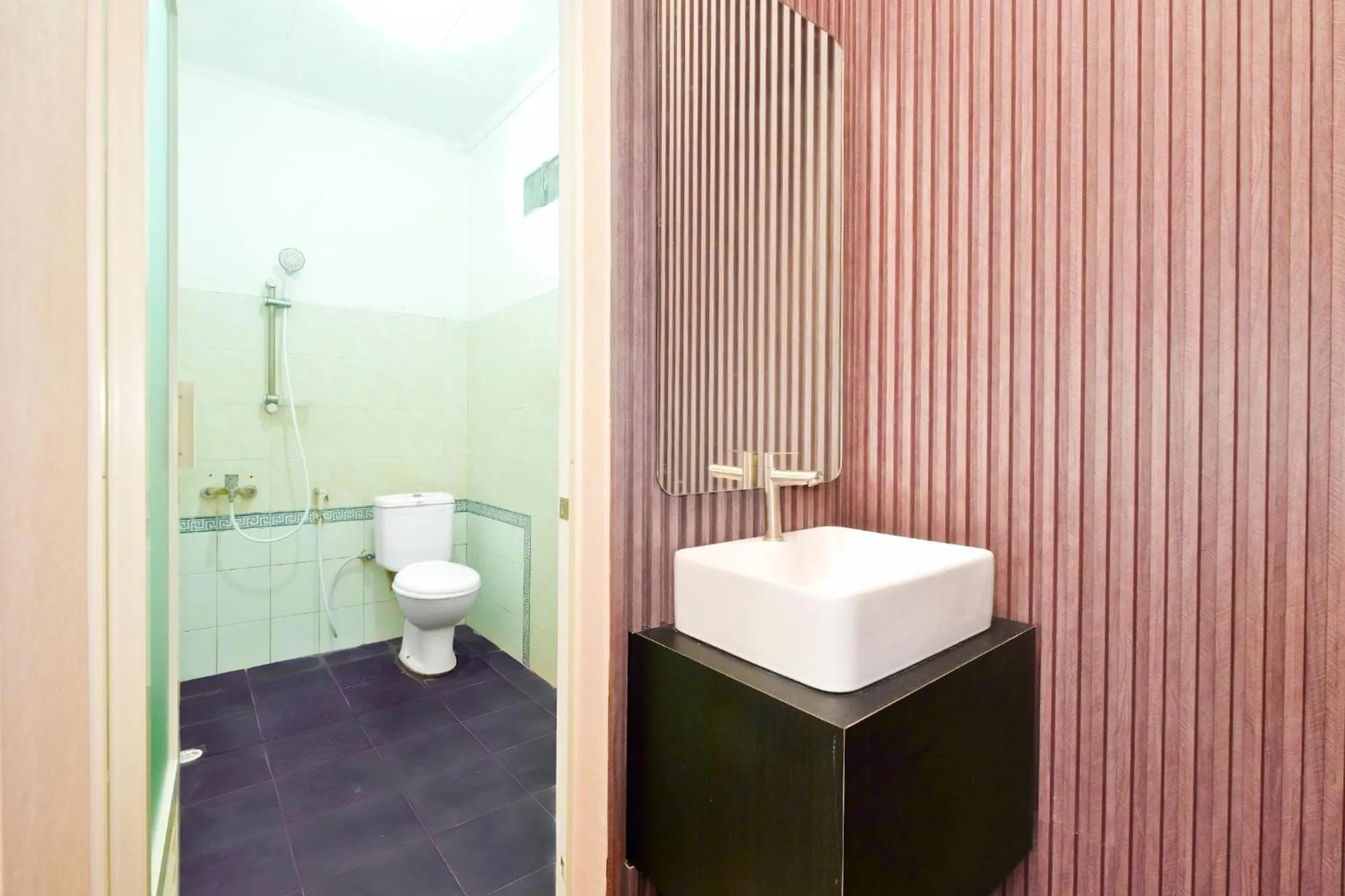 Bathroom in Berlian Abadi Hotel by Sinergi