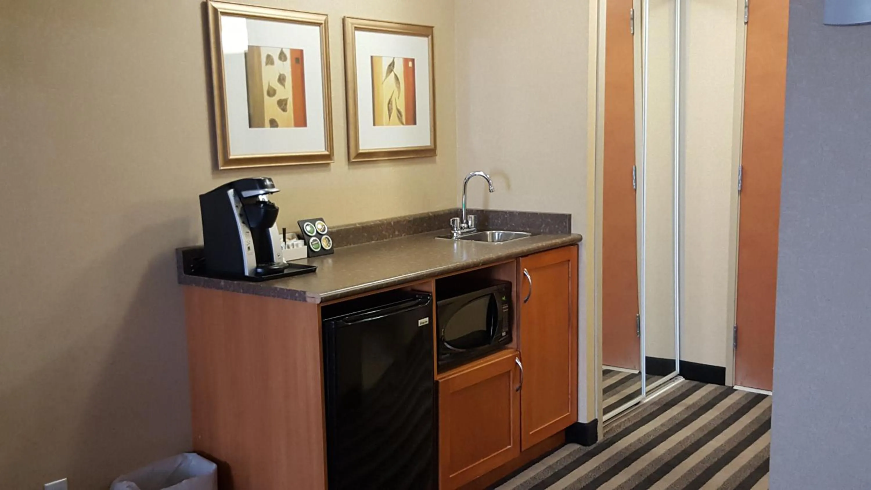 Days Inn & Suites by Wyndham Edmonton Airport