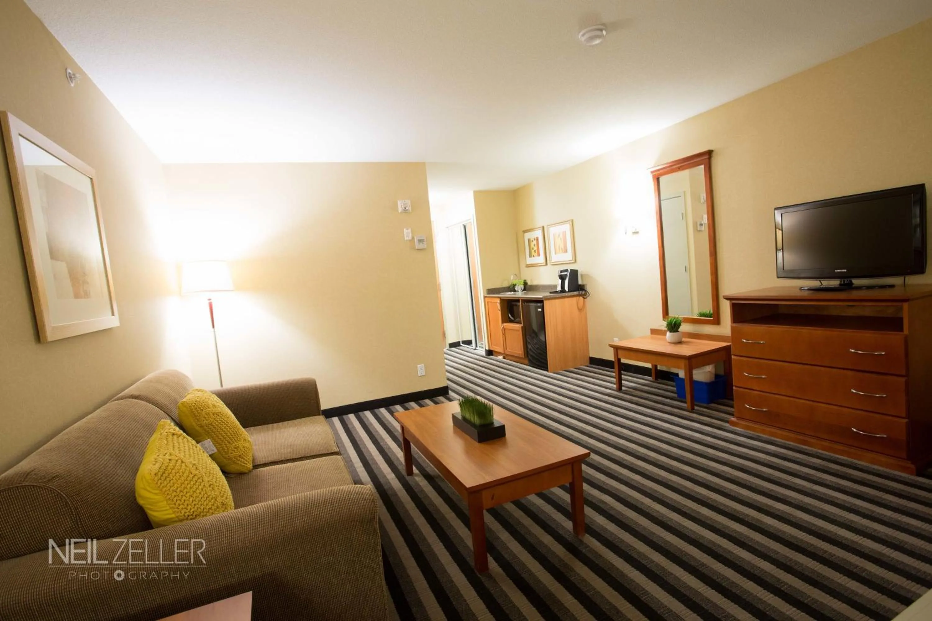 TV and multimedia in Days Inn & Suites by Wyndham Edmonton Airport