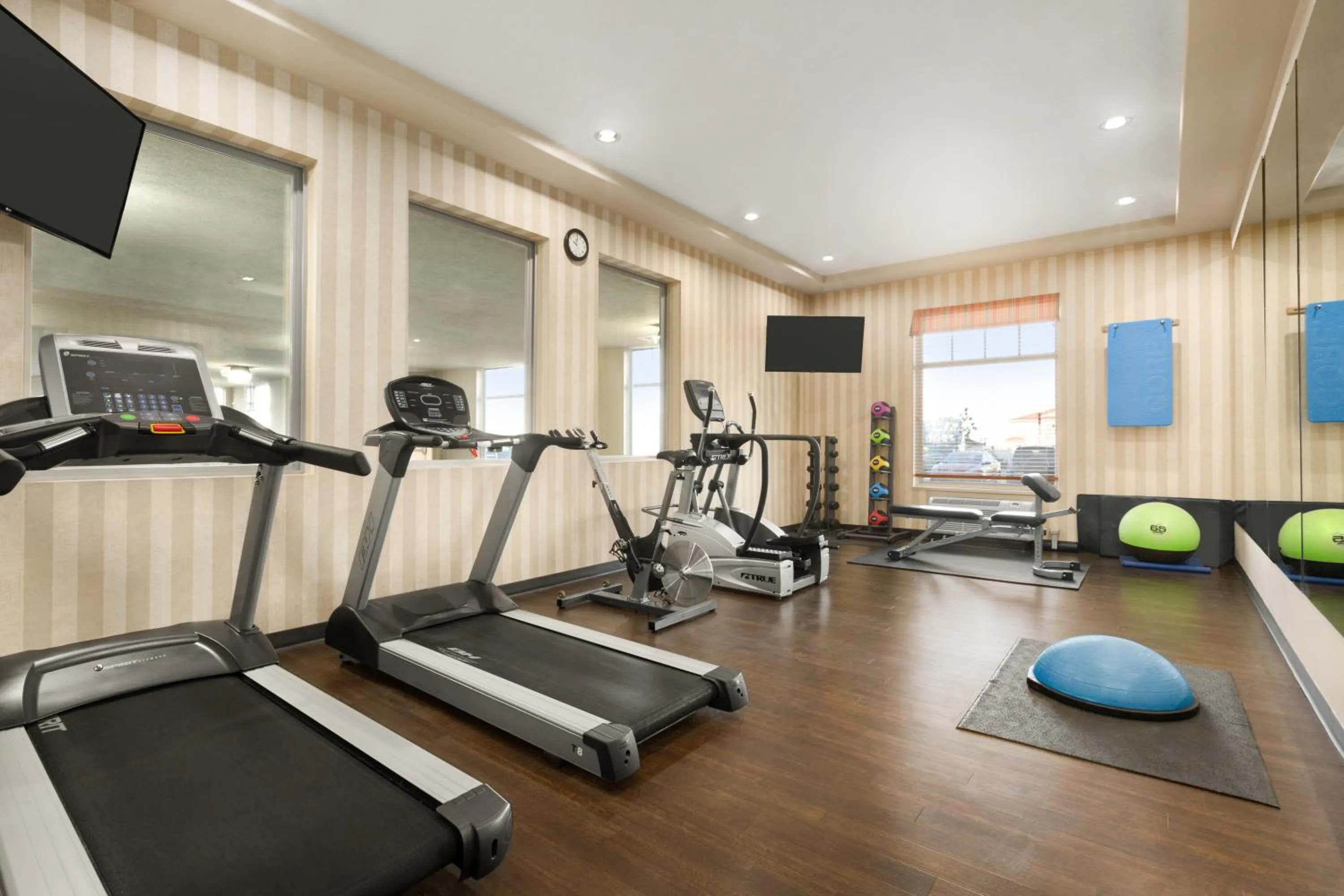 Fitness centre/facilities in Days Inn & Suites by Wyndham Edmonton Airport