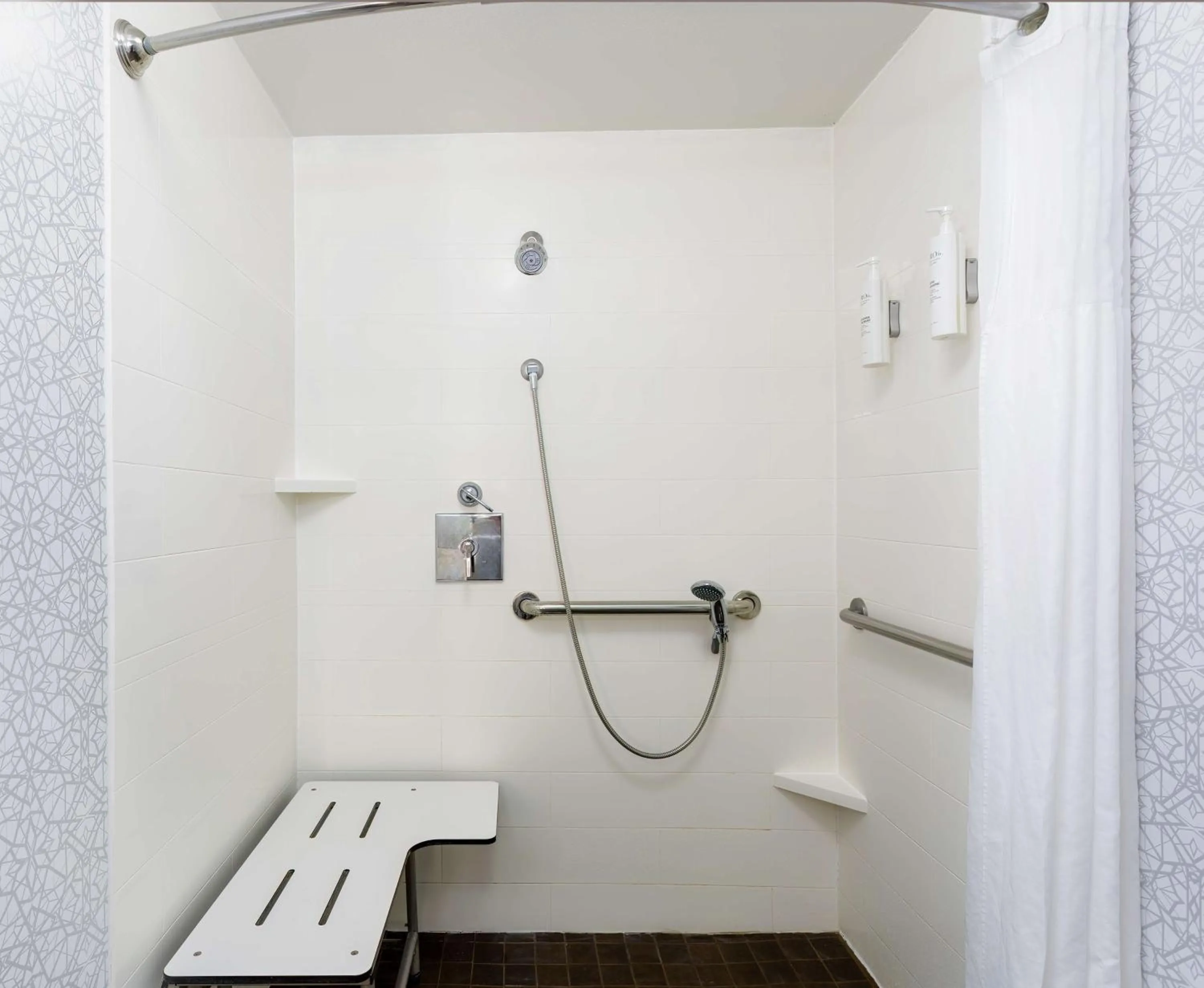 Bathroom in Hampton Inn & Suites Tallahassee I-10-Thomasville Road