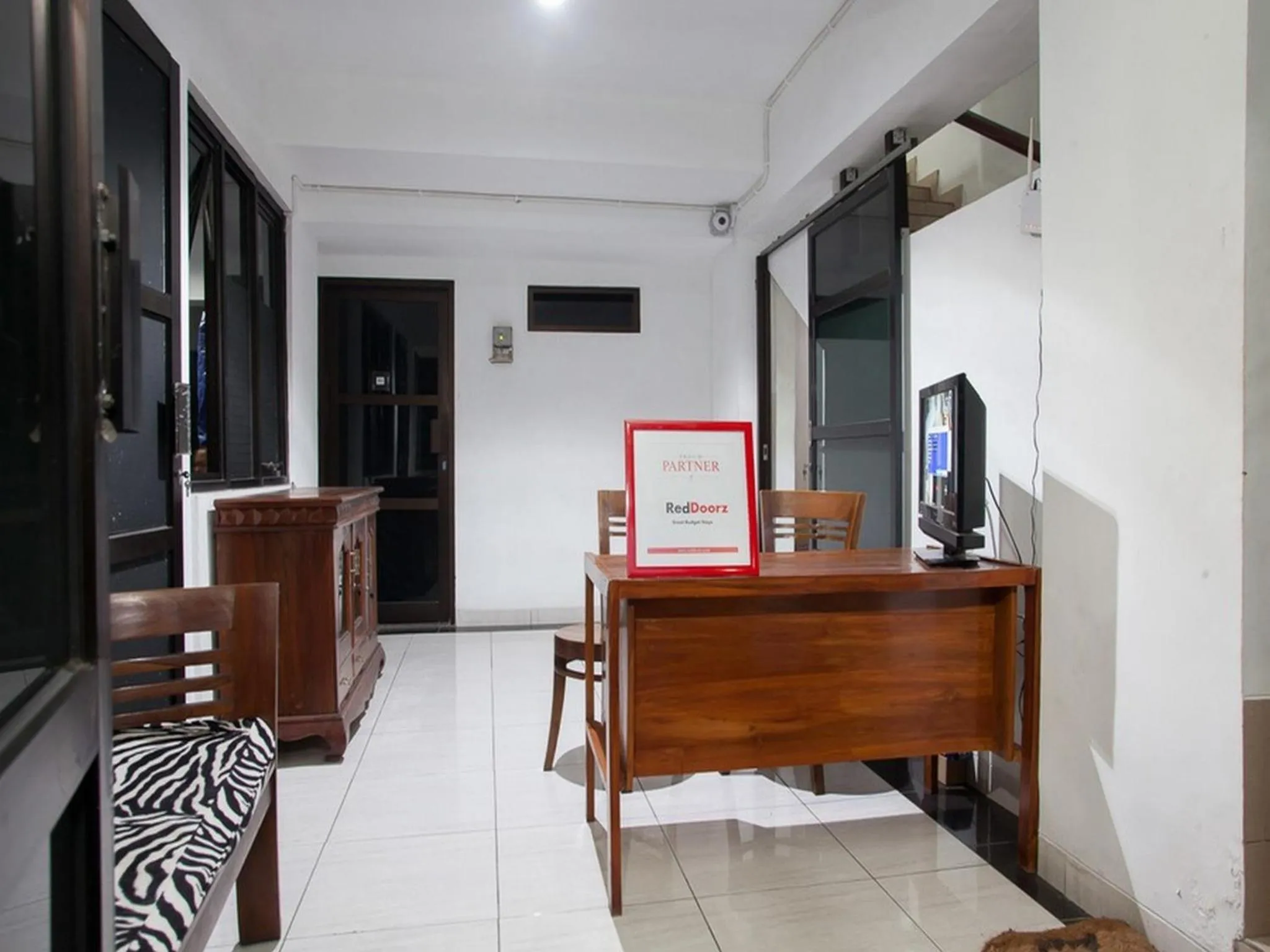 Lobby or reception in RedDoorz Syariah near DBL Arena 2