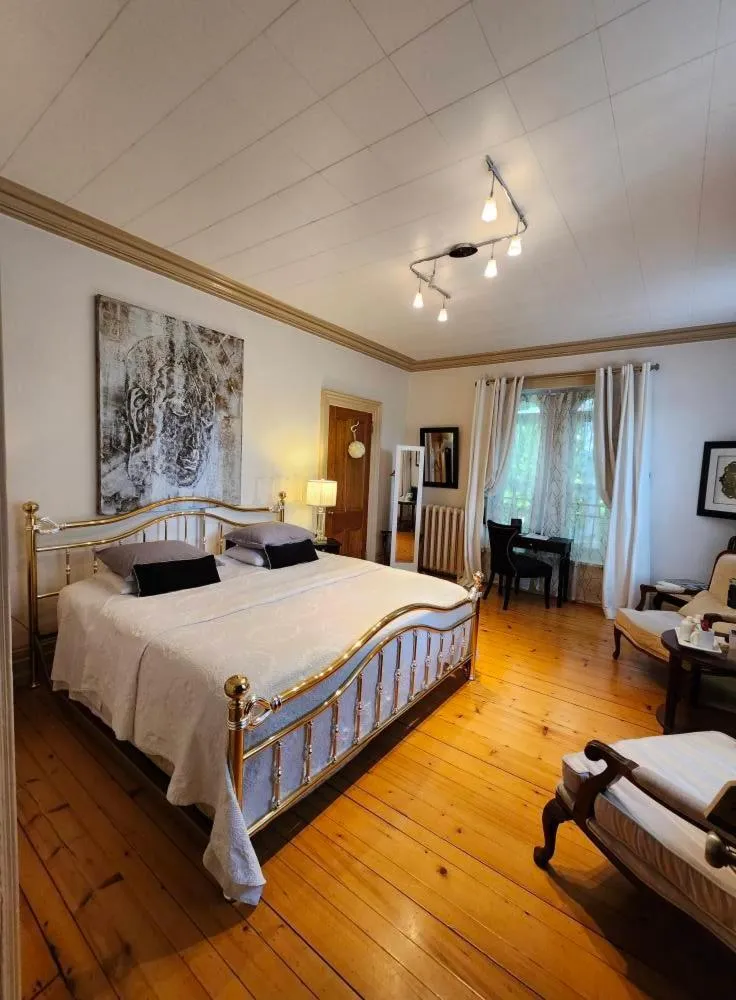 Bed in Île de Garde B&B