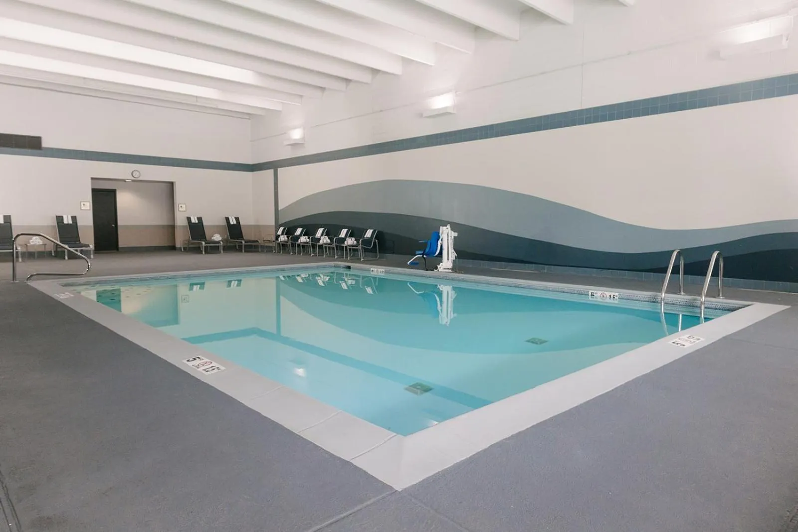 Swimming pool in DoubleTree by Hilton Lansing