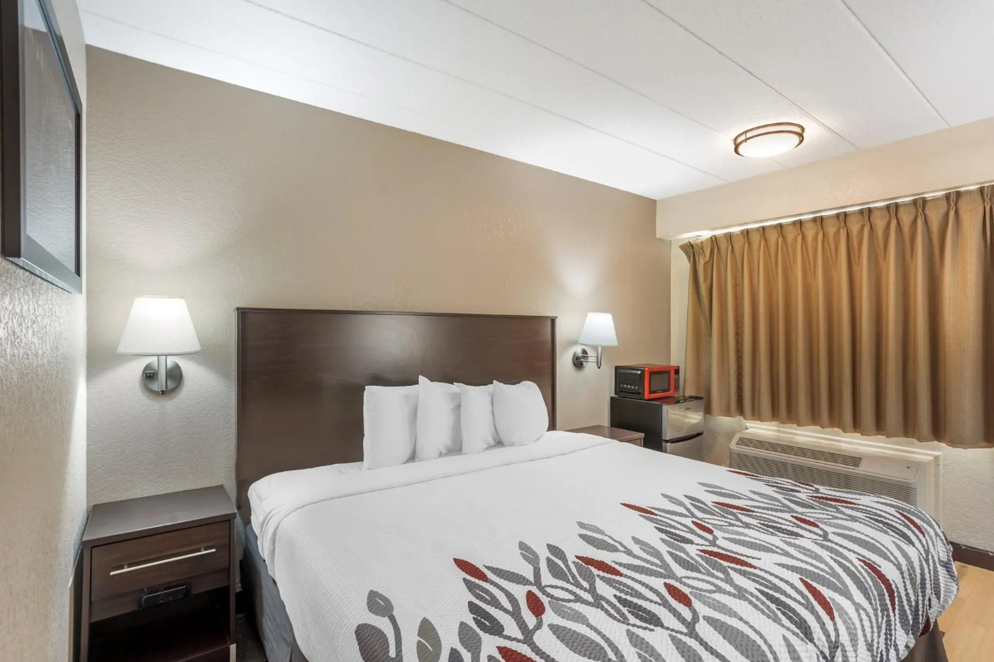 Photo of the whole room, Bed in Red Roof Inn Danville, PA