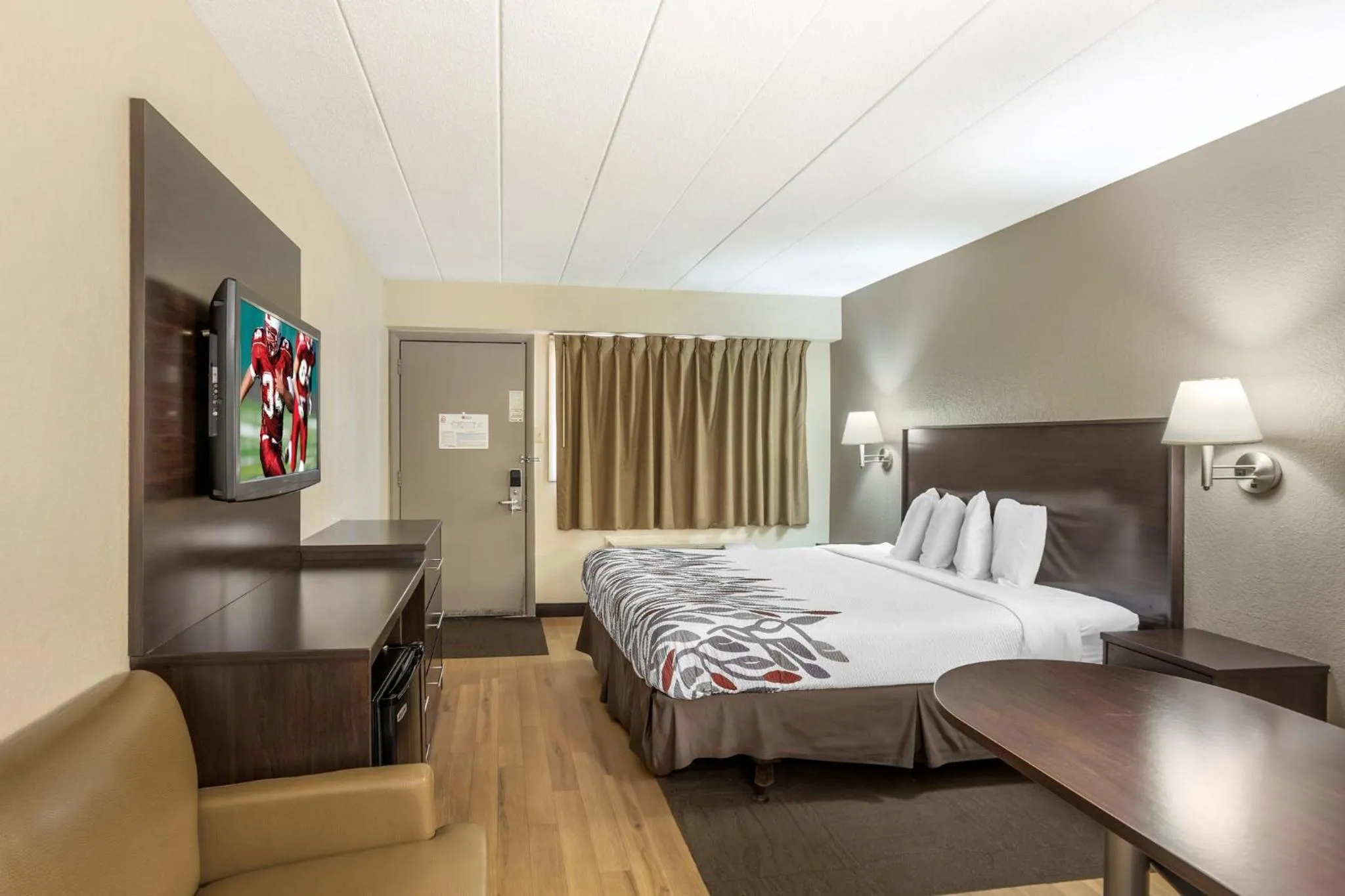 Bedroom, Bed in Red Roof Inn Danville, PA