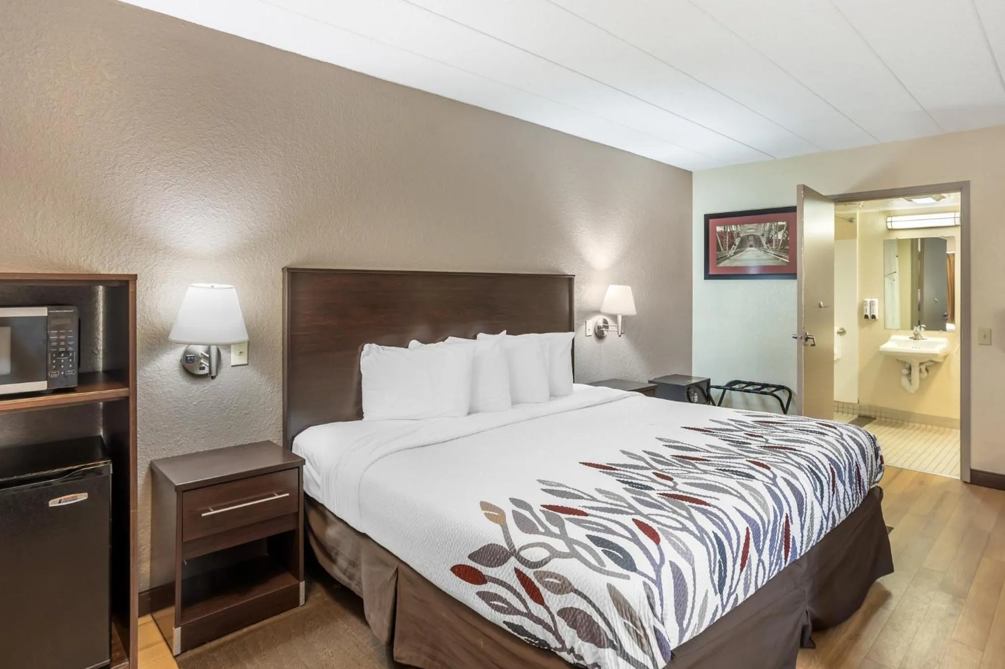 Photo of the whole room, Bed in Red Roof Inn Danville, PA