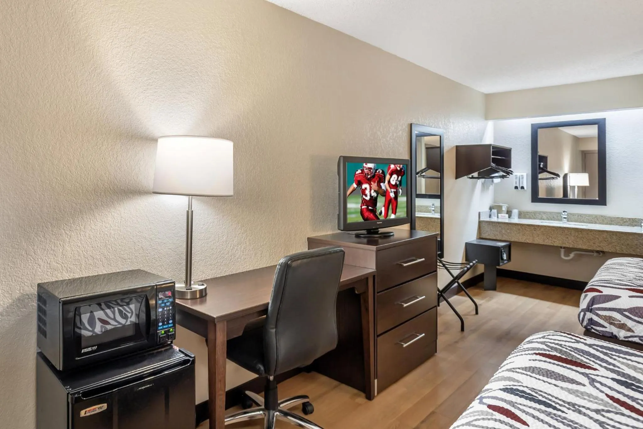 Photo of the whole room, Bed in Red Roof Inn Danville, PA