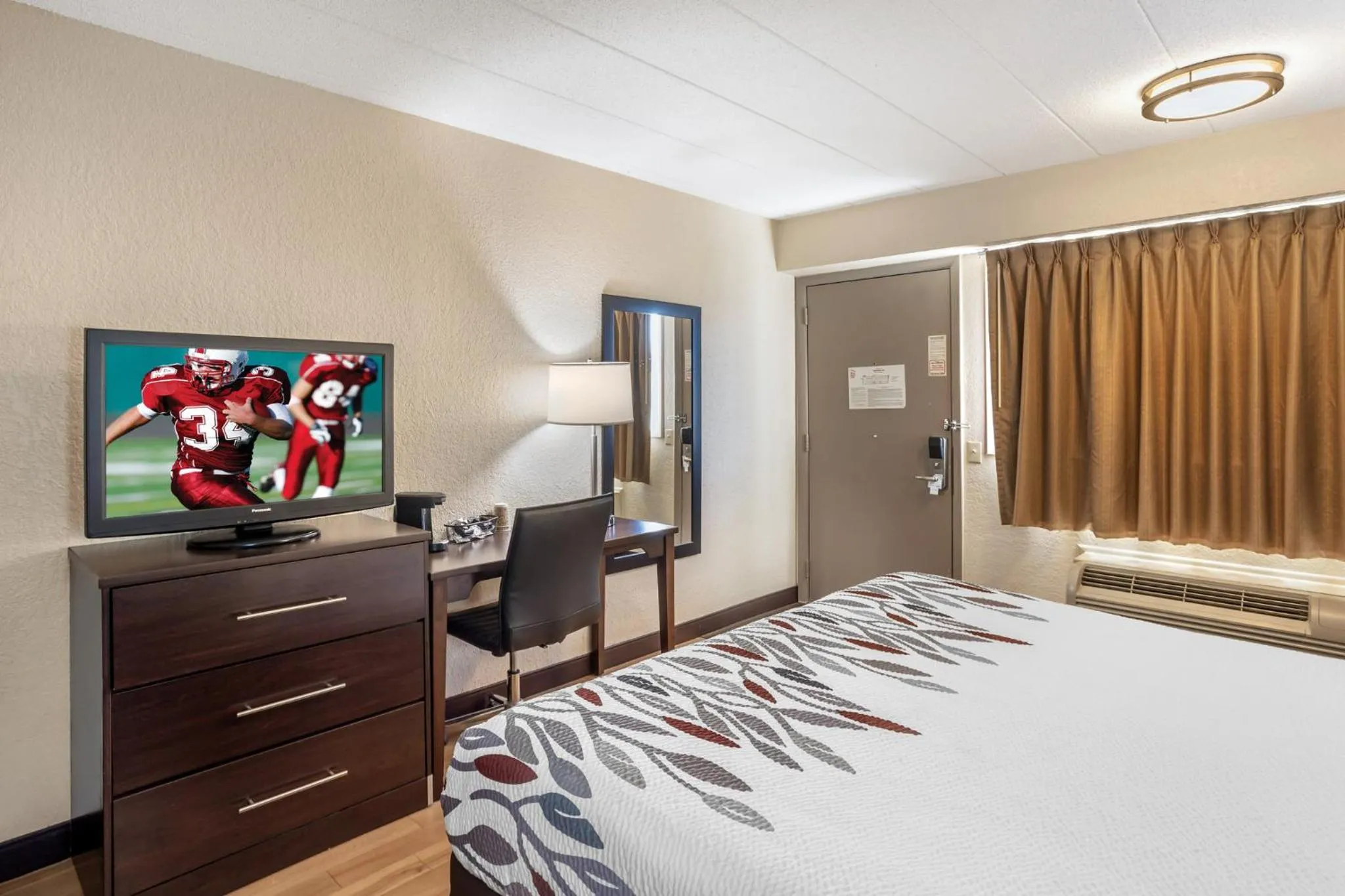 Photo of the whole room, Bed in Red Roof Inn Danville, PA