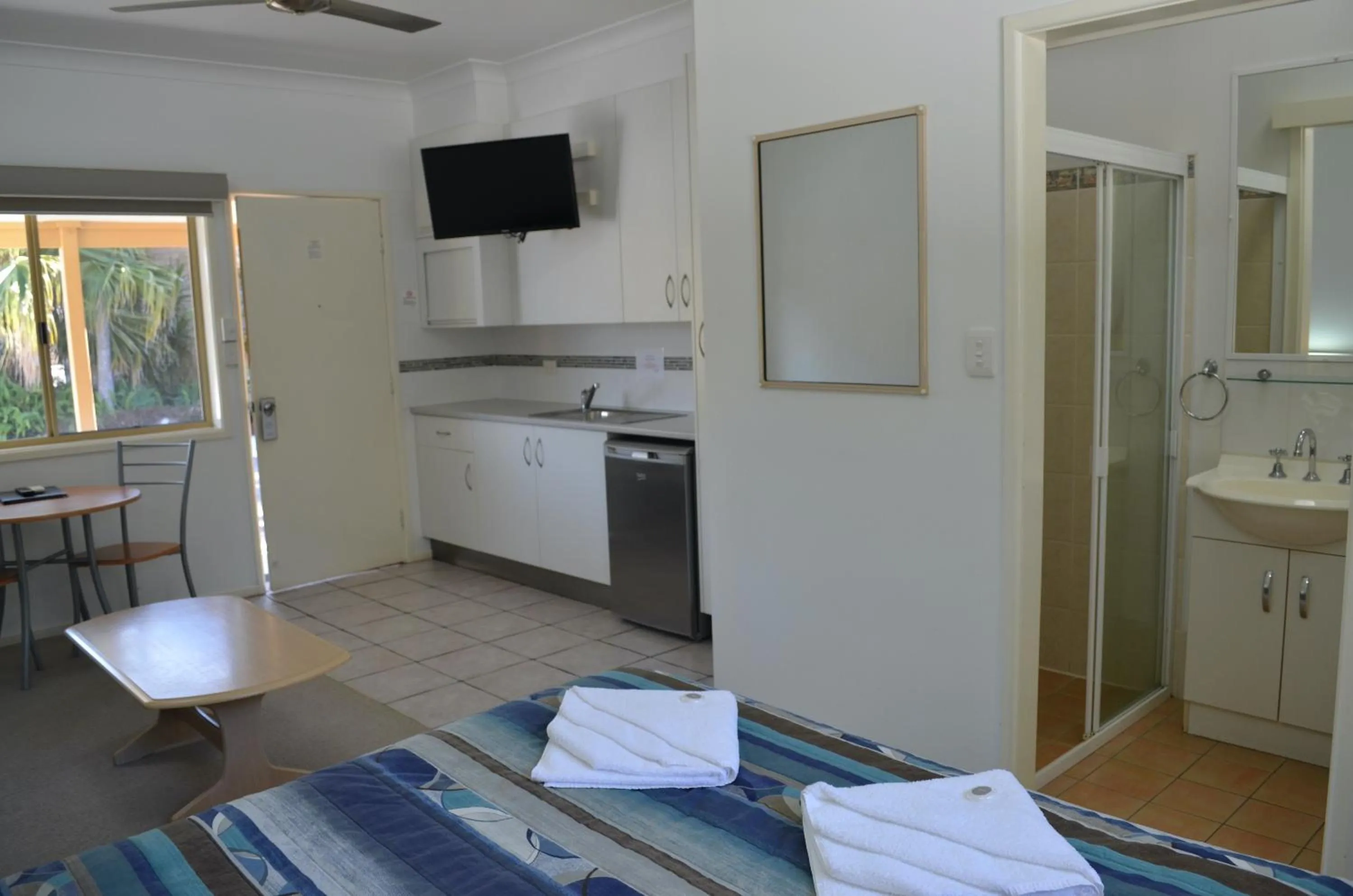 Kitchen or kitchenette in Yamba Motor Inn