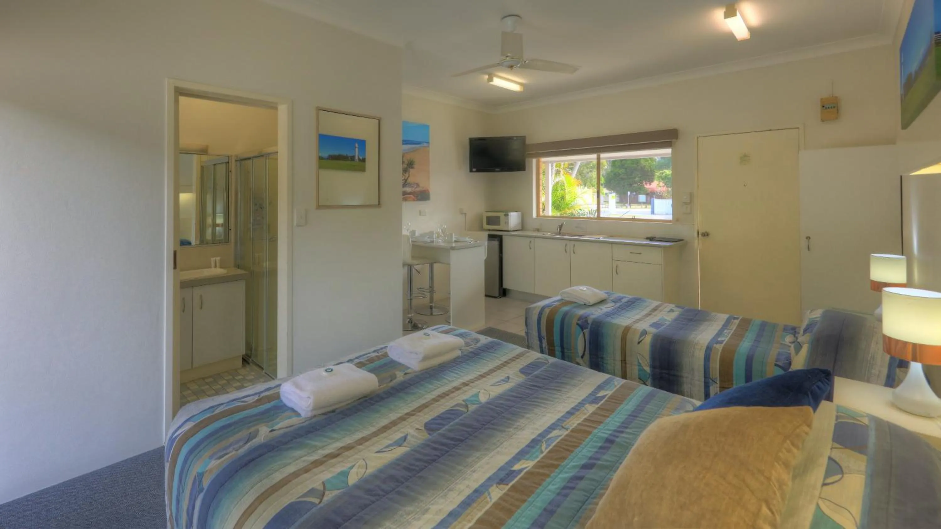 Kitchen or kitchenette, Bed in Yamba Motor Inn