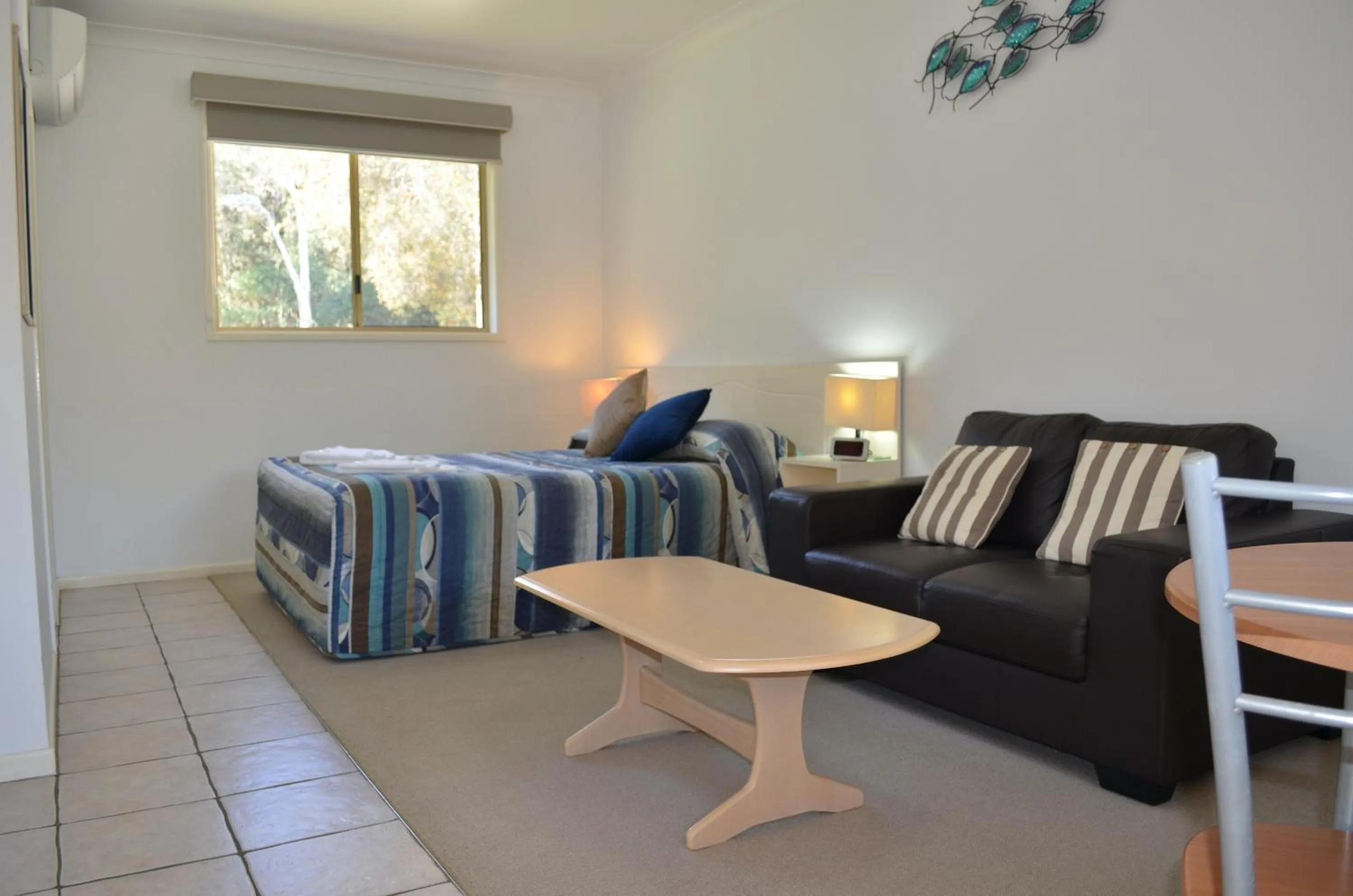 Living room, Bed in Yamba Motor Inn