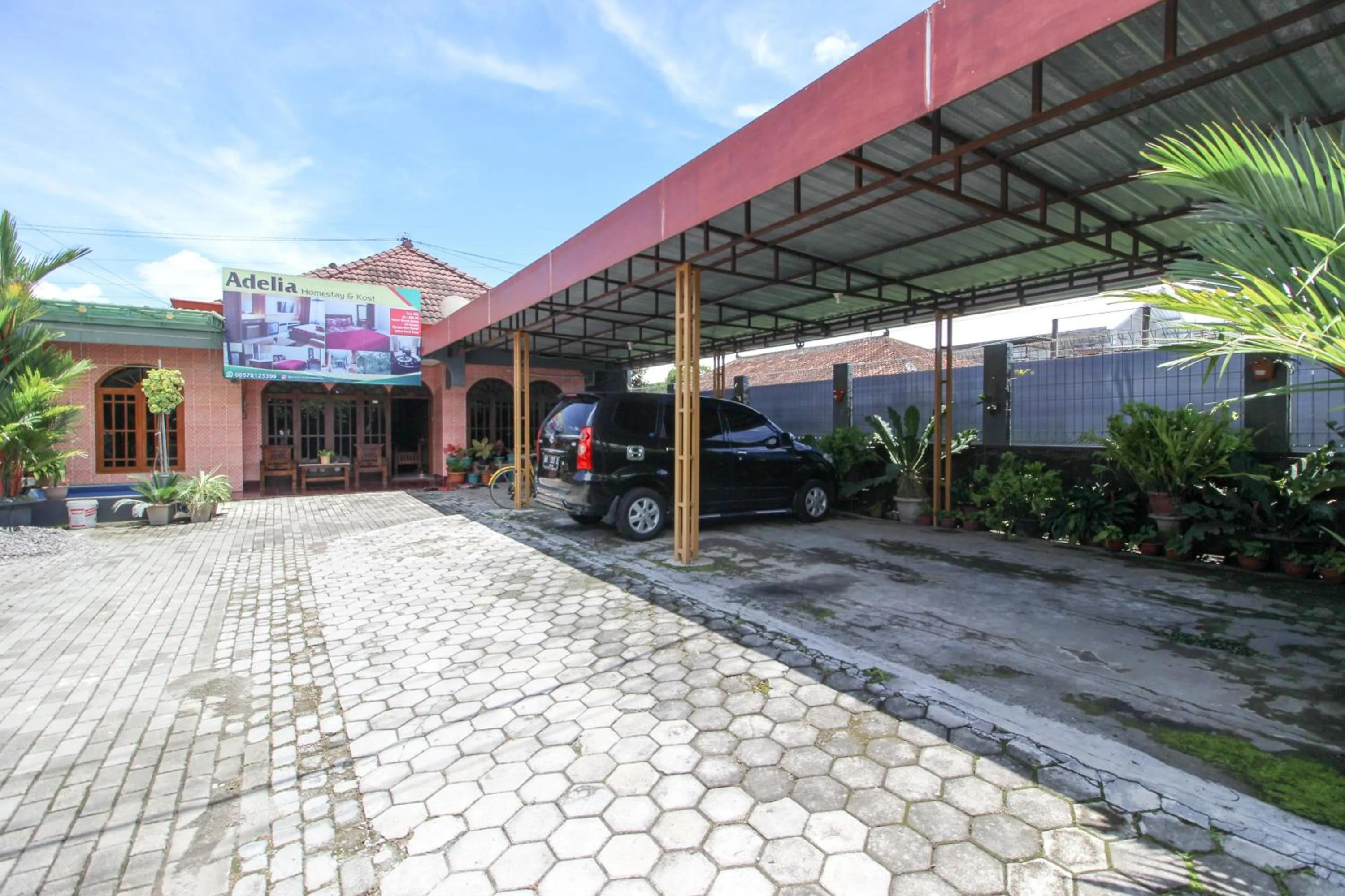 Facade/entrance in RedDoorz near Candi Ratu Boko
