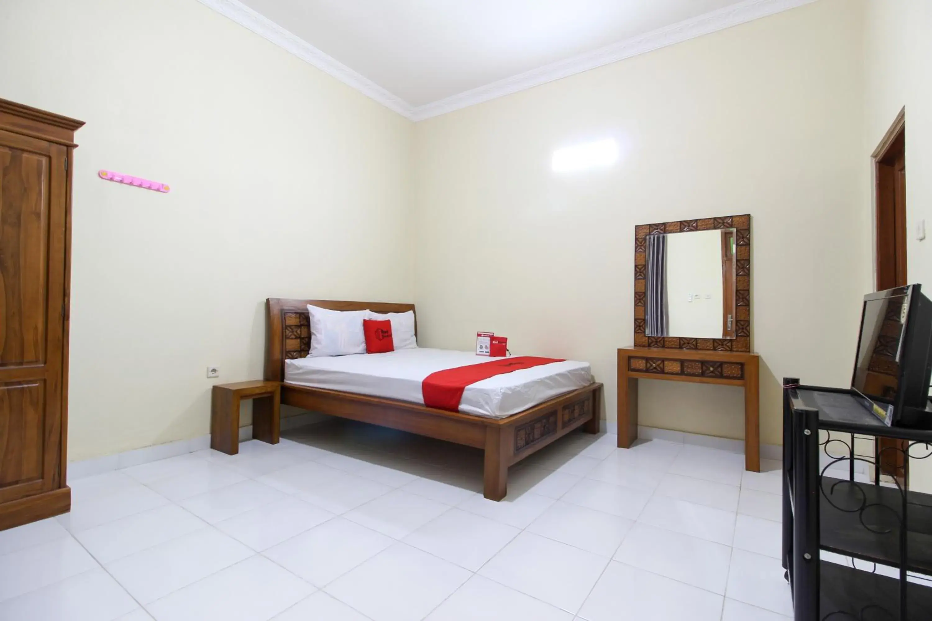 Double Room in RedDoorz near Candi Ratu Boko Double Room in RedDoorz near Candi Ratu Boko