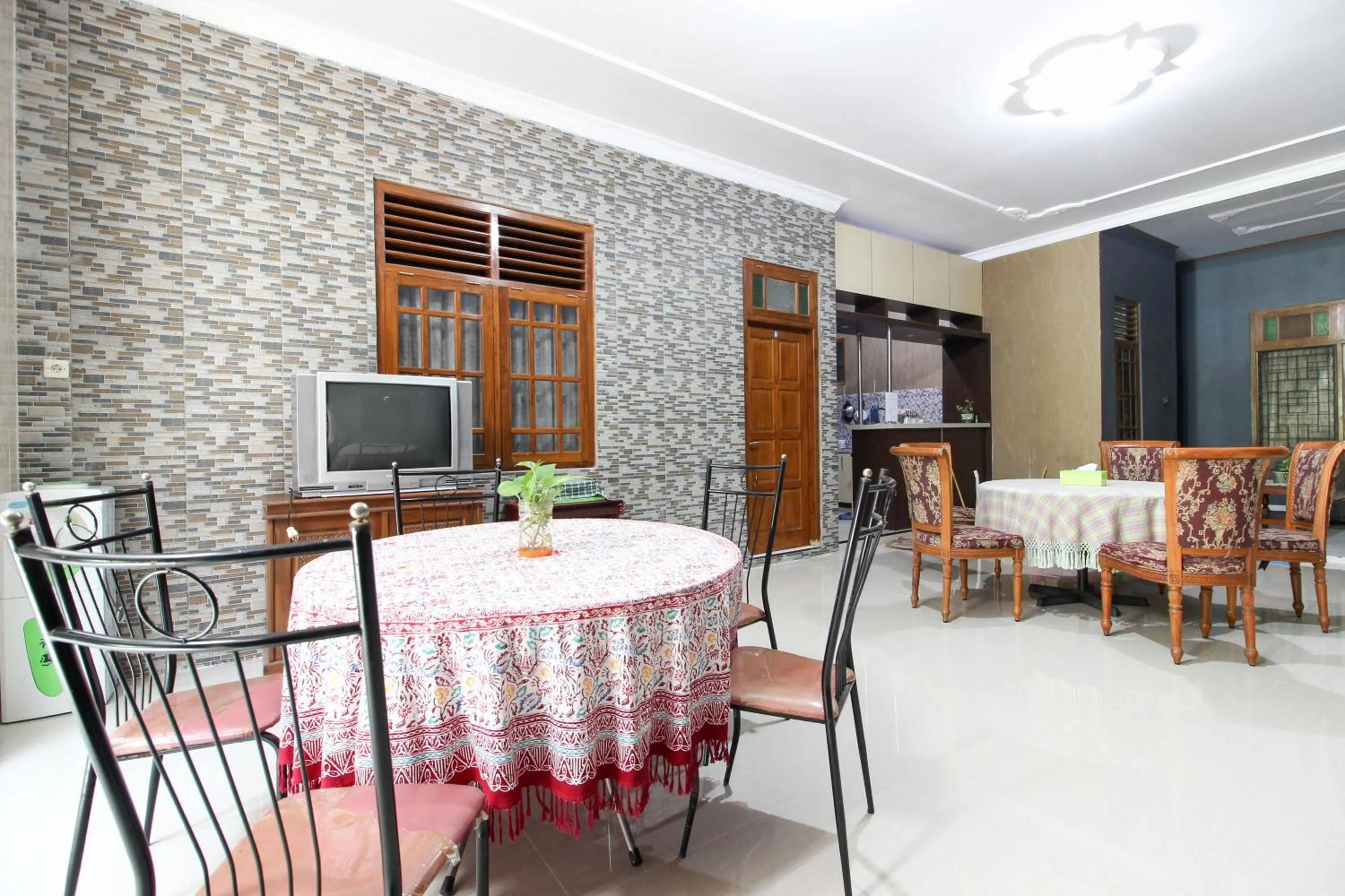 Restaurant/places to eat in RedDoorz near Candi Ratu Boko