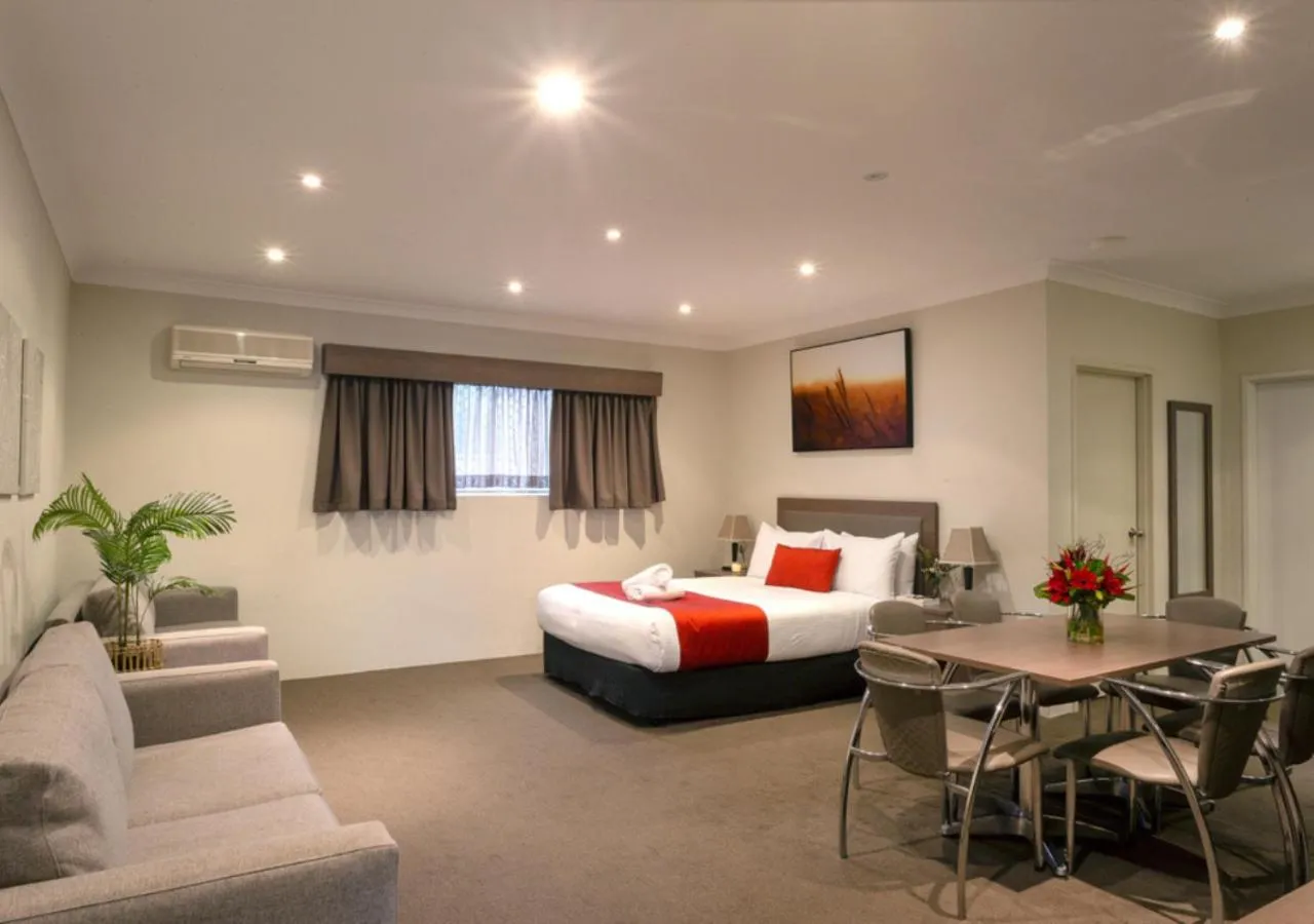 Bedroom, Bed in Parkes International