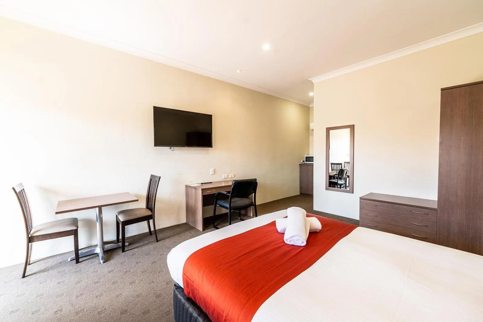 Bedroom, Bed in Parkes International