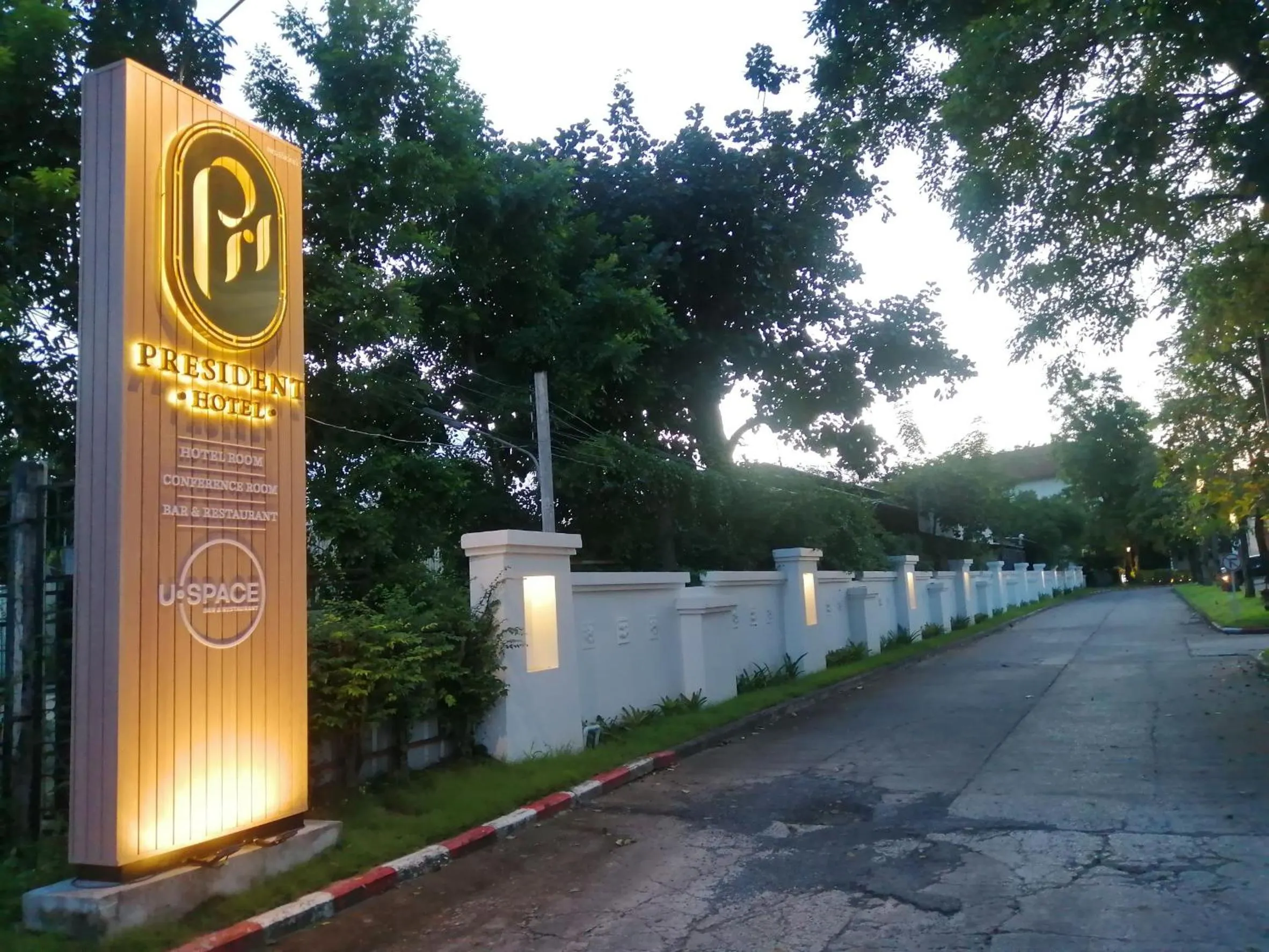 Facade/entrance in President Hotel Udonthani