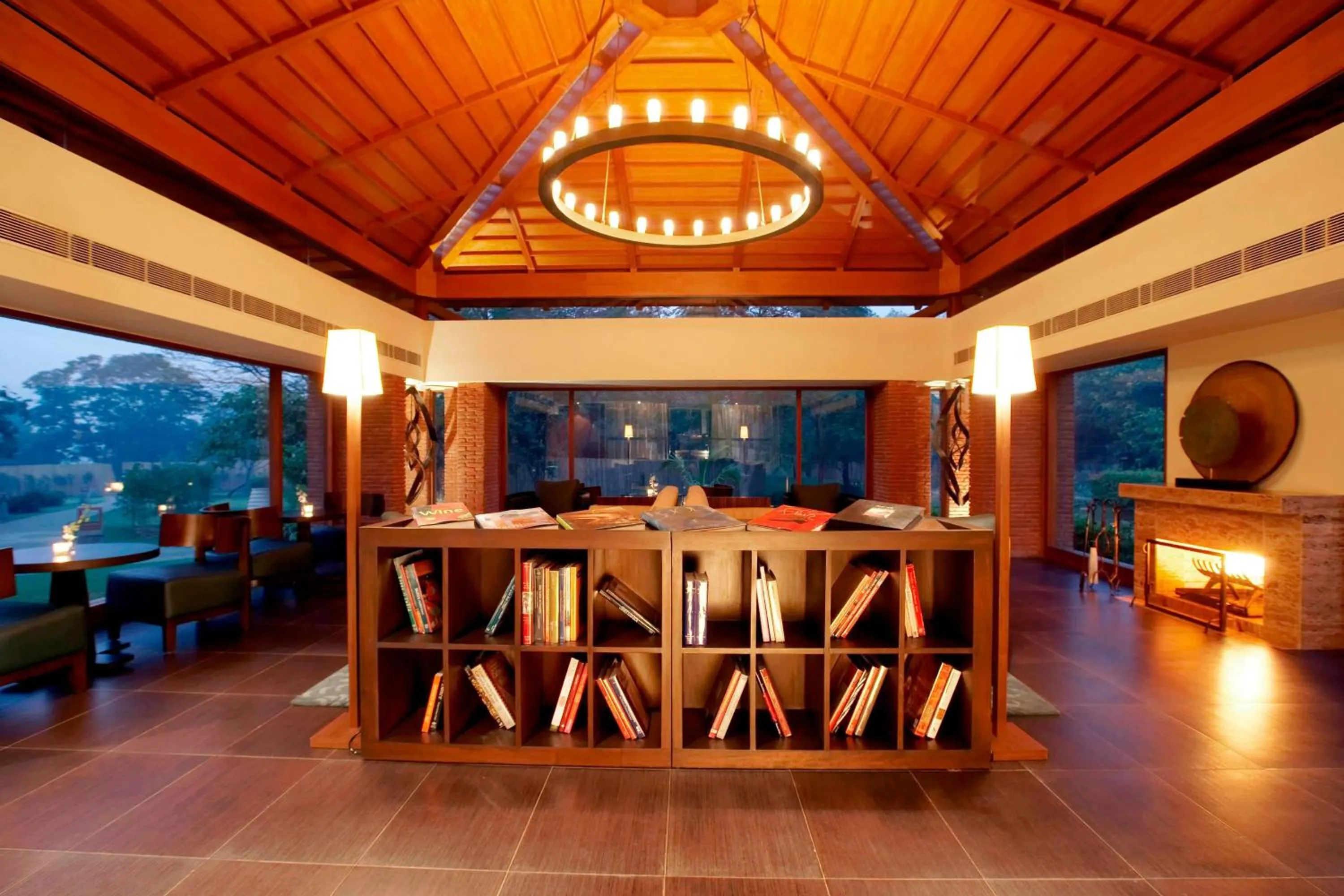 Lounge or bar in The Westin Sohna Resort & Spa