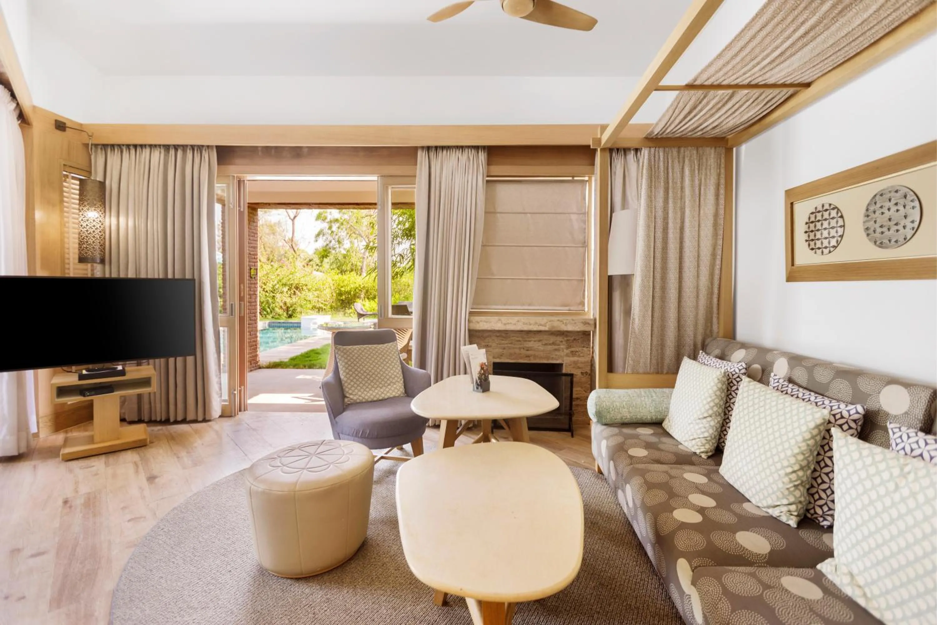 TV and multimedia in The Westin Sohna Resort & Spa