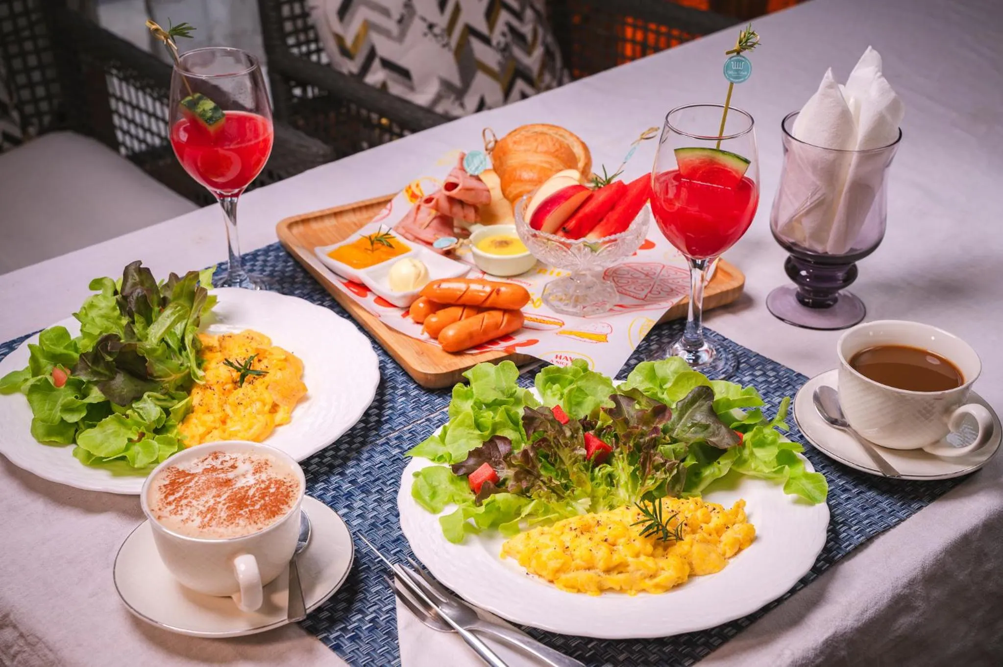 White Wall Riverfront Hotel