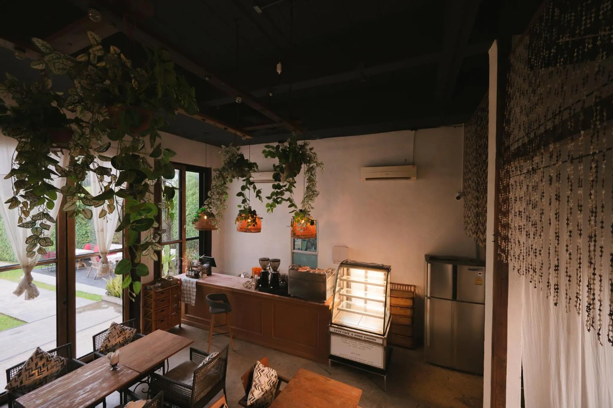 White Wall Riverfront Hotel