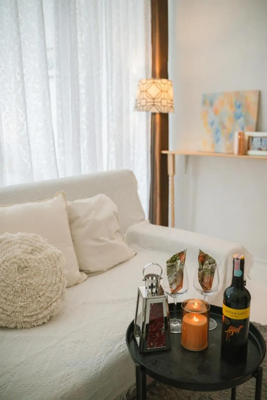 White Wall Riverfront Hotel