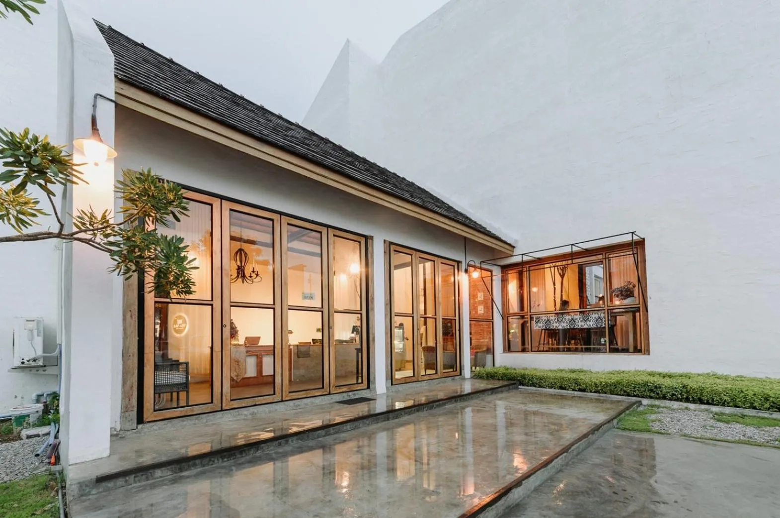 Facade/entrance in White Wall Riverfront Hotel