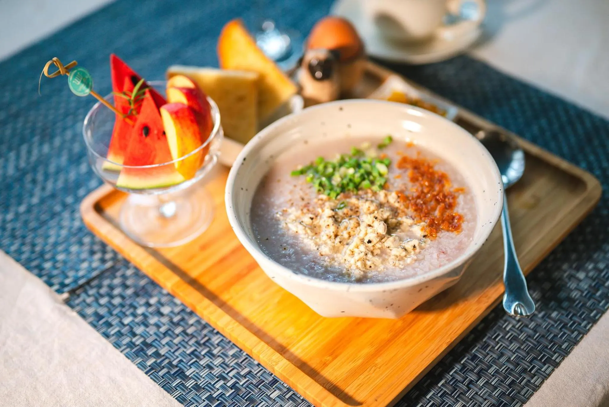 White Wall Riverfront Hotel