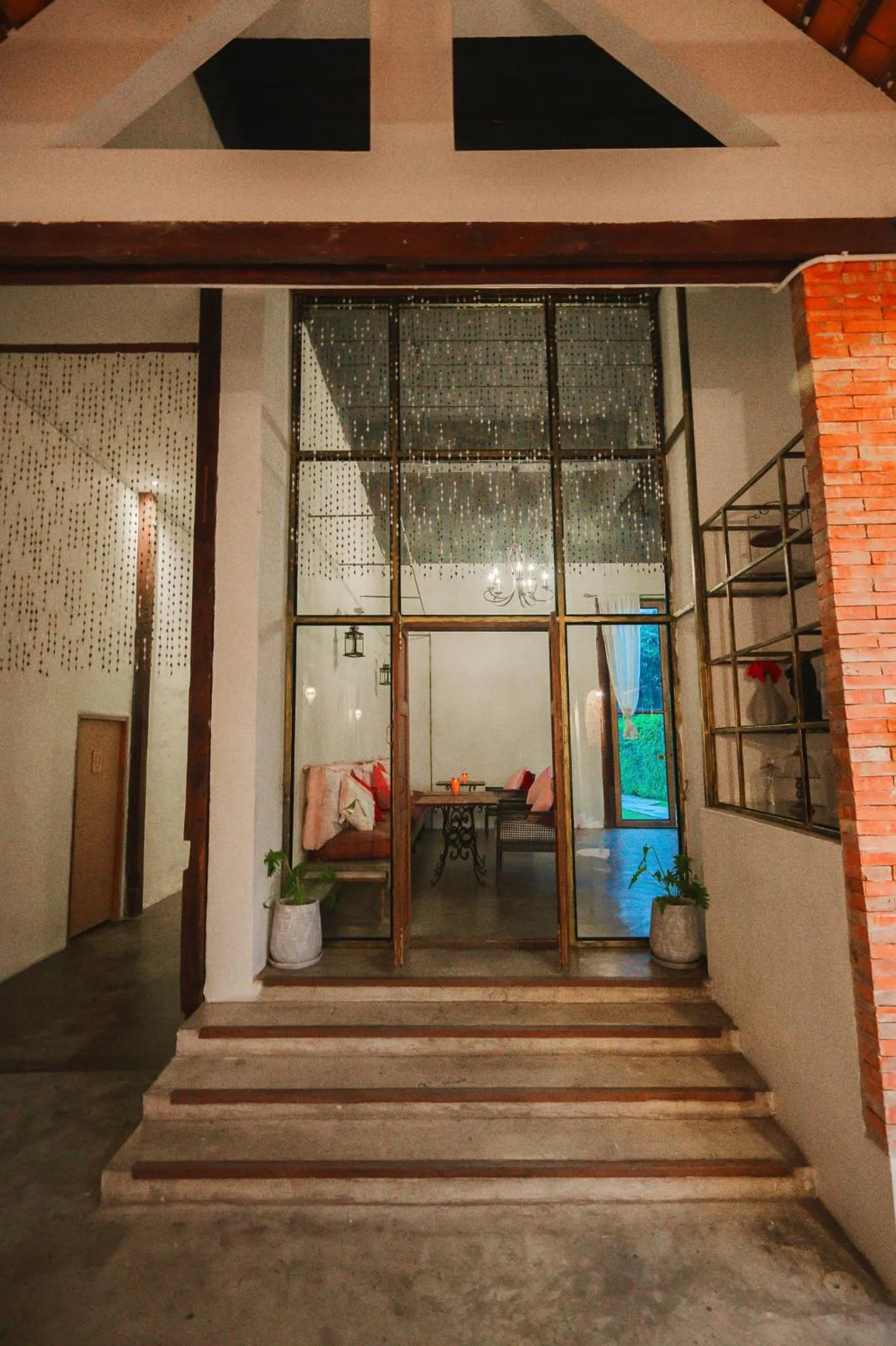 White Wall Riverfront Hotel