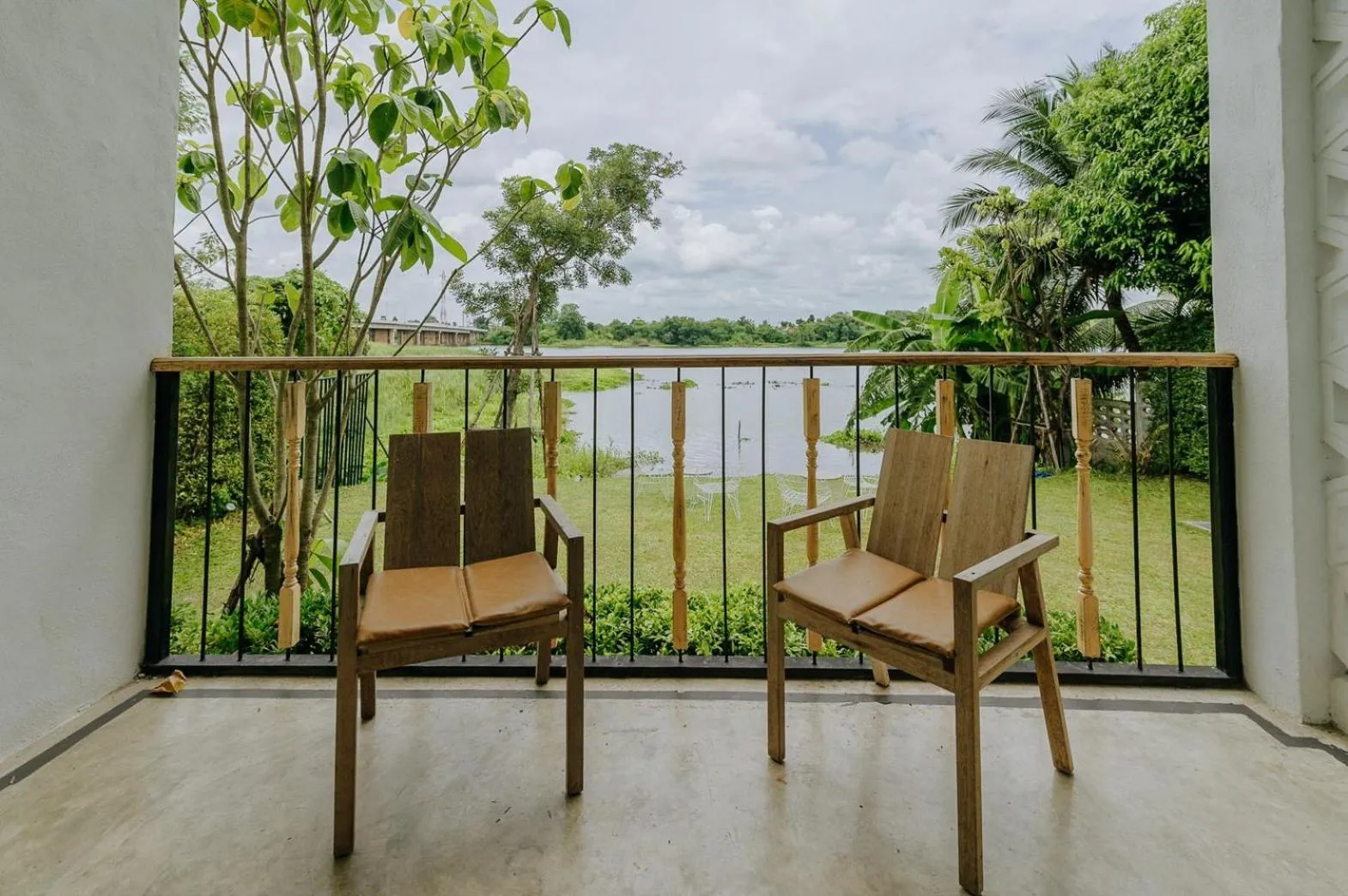 Balcony/Terrace in White Wall Riverfront Hotel
